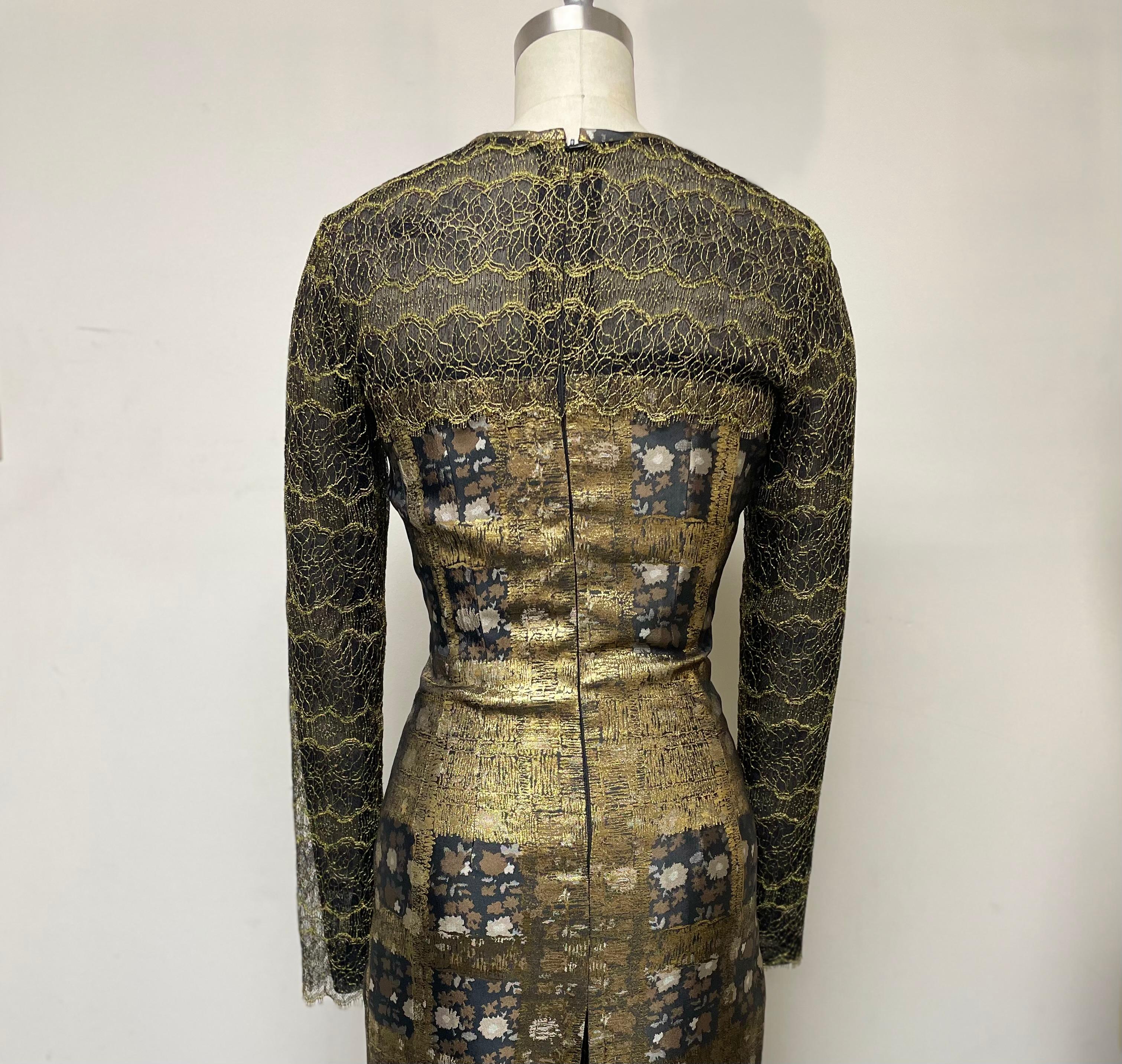 Vestido ajustado de manga larga de brocado francés y encaje en negro y dorado chic en venta 3