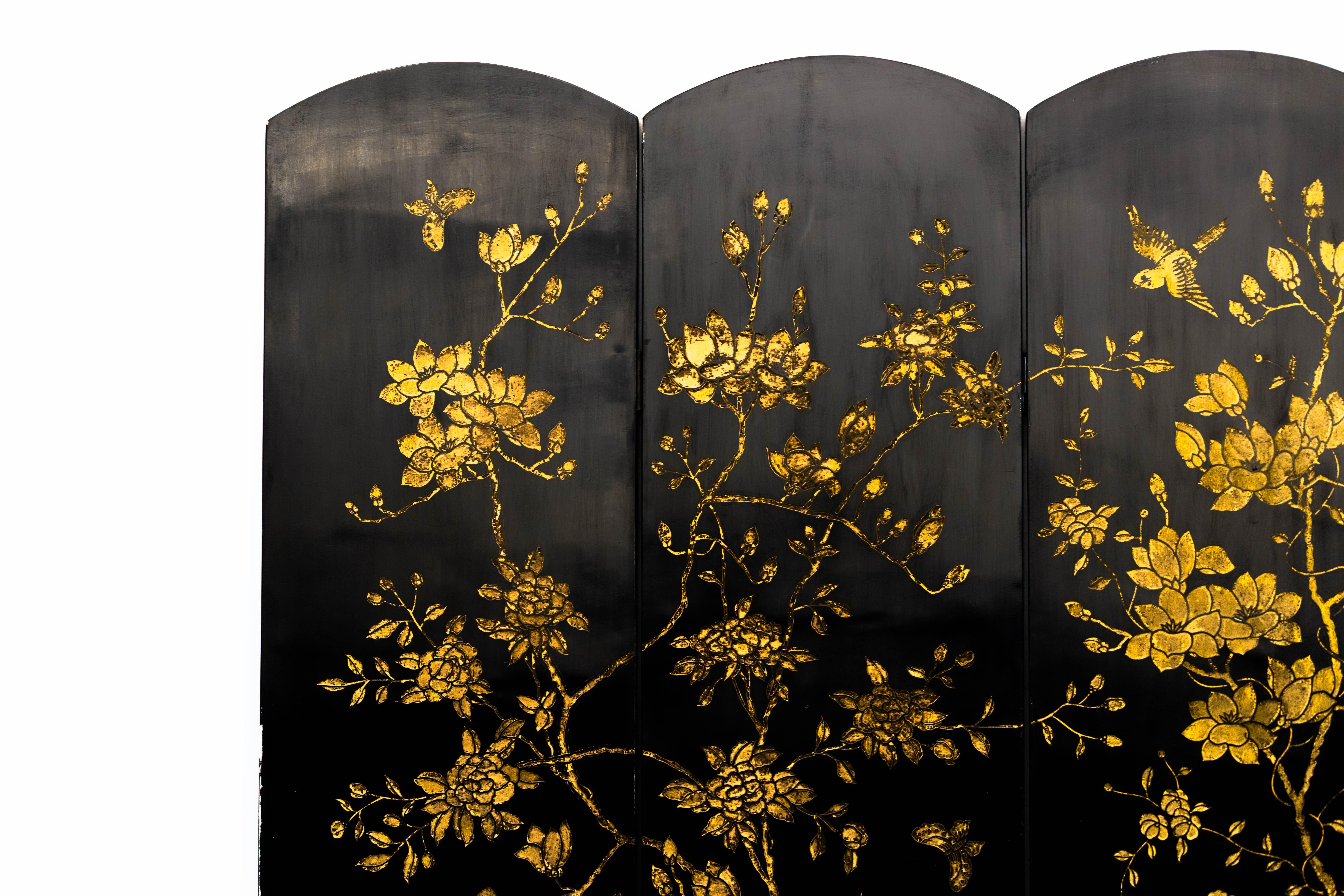 20th Century Gold and Black Lacquered Four-Panel Folding Screen with Birds and Blossoms For Sale