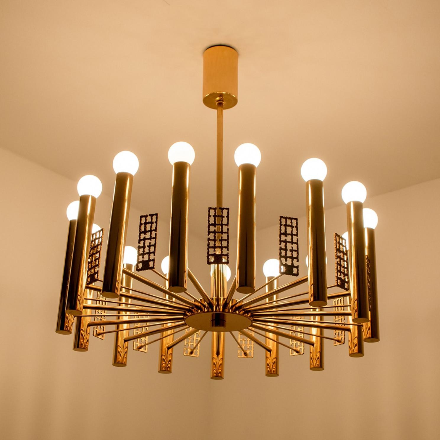 Lampadario in oro e ottone nello stile di Sciolari, 1960 in vendita 5