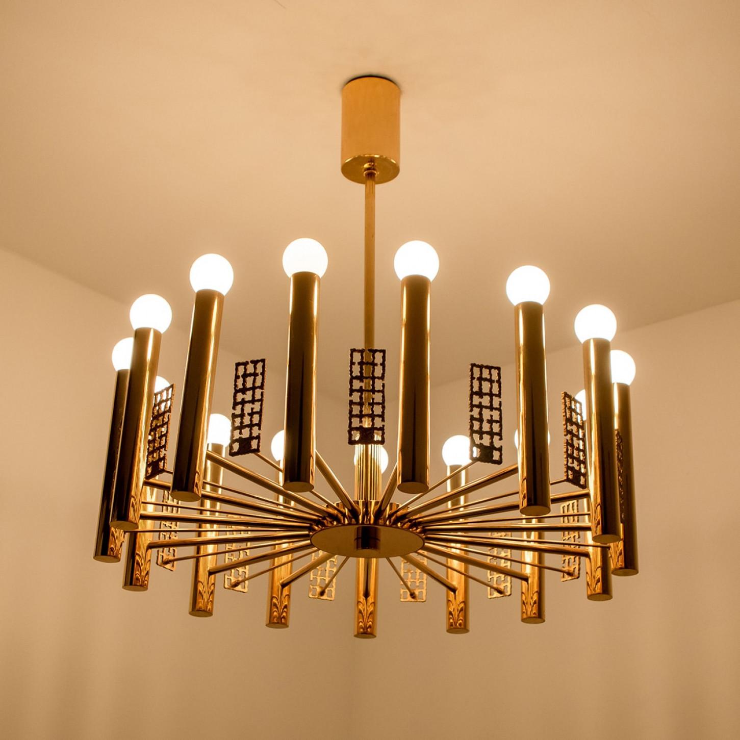 Gold and Brass Chandelier in Style of Sciolari, 1960 en vente 5