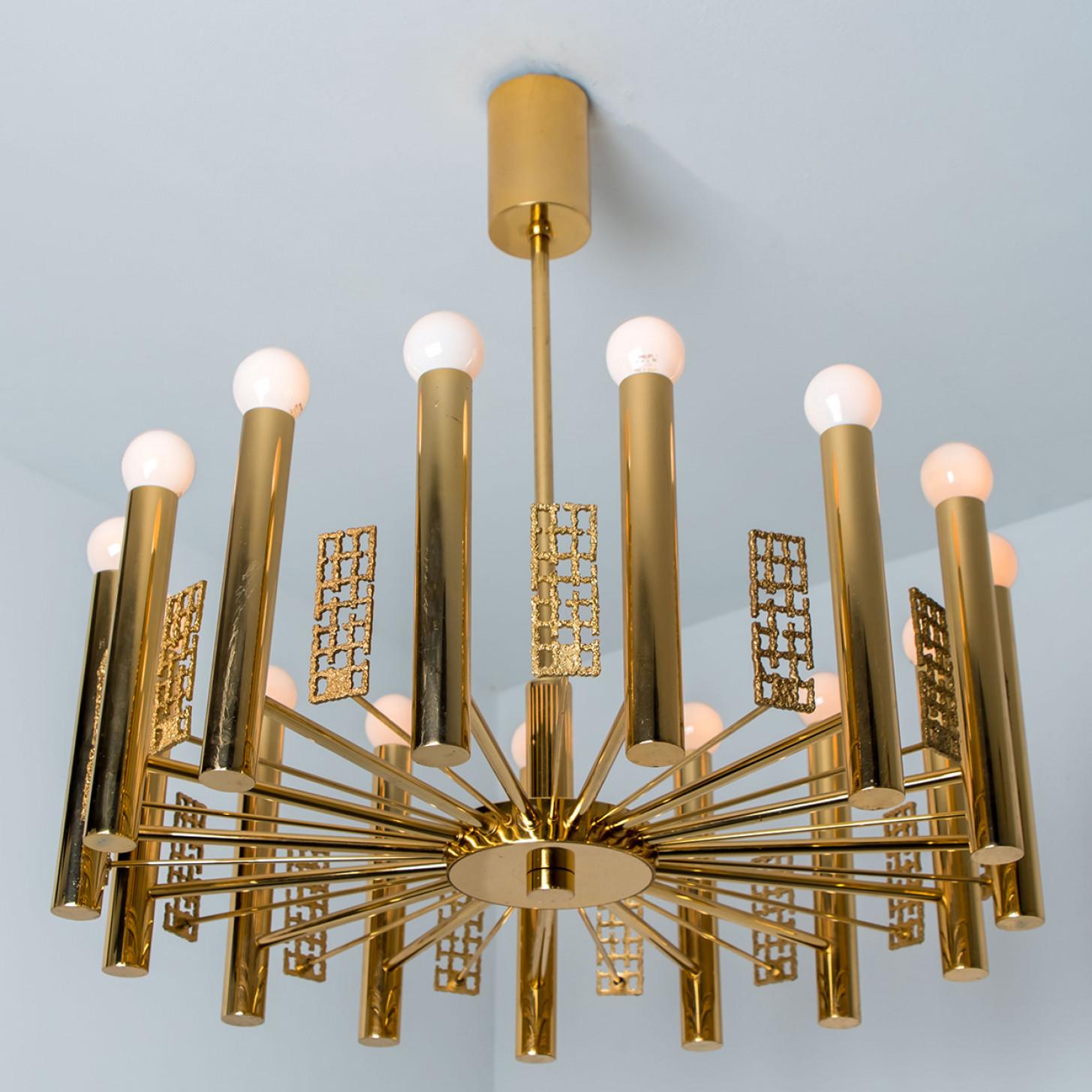 Wonderful high-end chandelier in the style of Sciolari. With long hanging brass 'tubes' and gold details giving this piece an elegant appearance which refracts the light, filling a room with a soft, warm glow.

Dimensions:
Height: 25.59