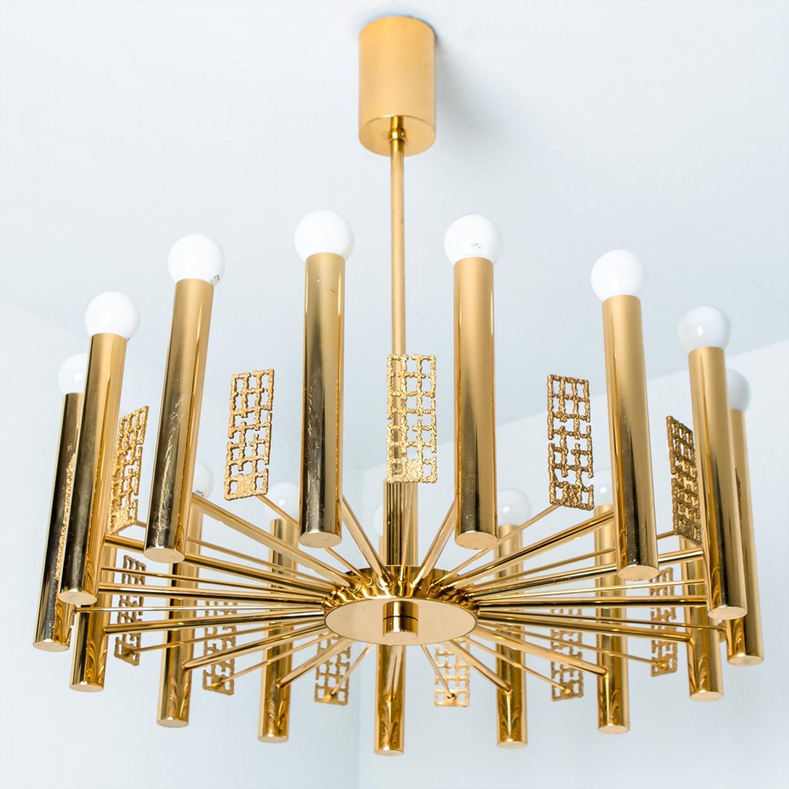 Metà XX secolo Lampadario in oro e ottone nello stile di Sciolari, 1960 in vendita