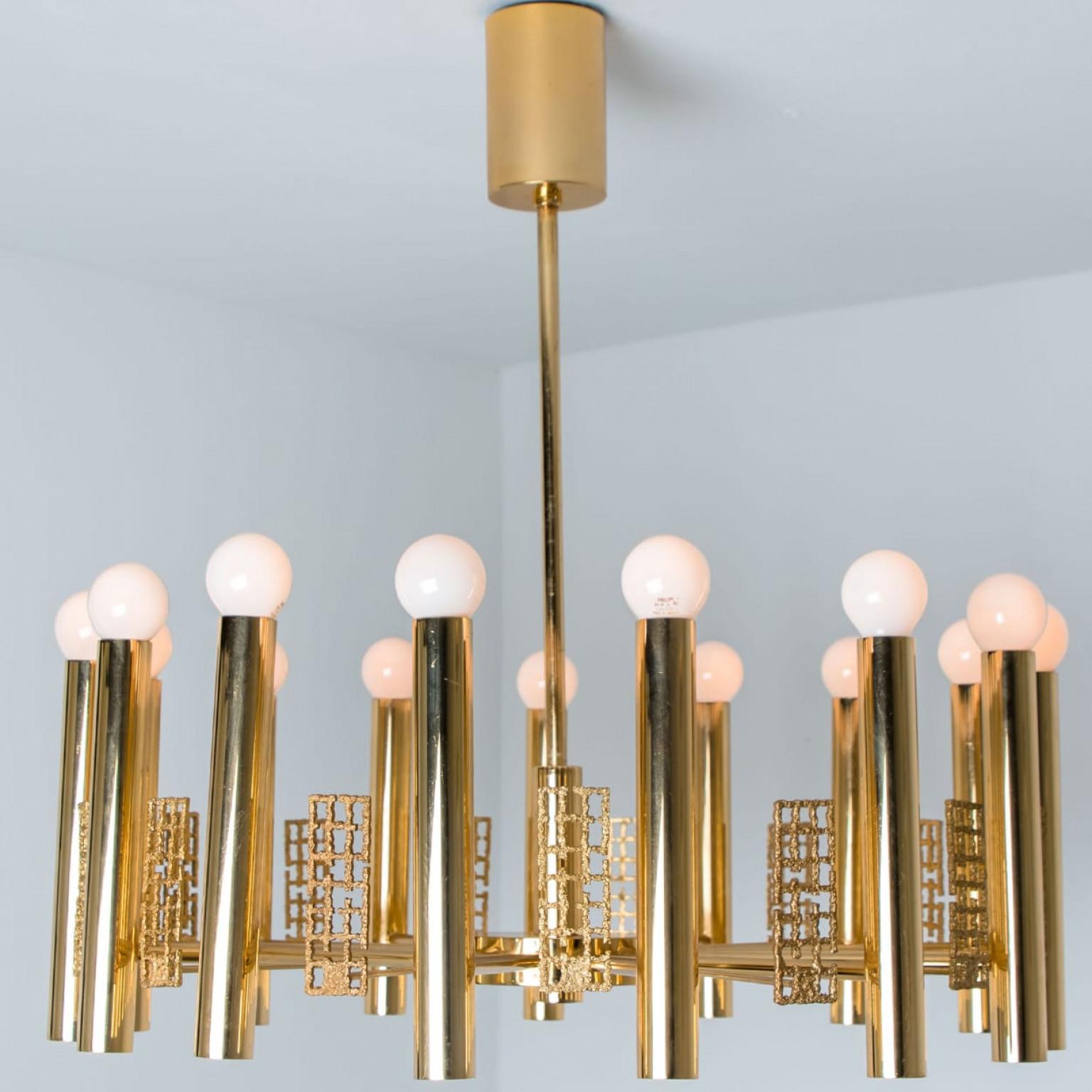 Oro Lampadario in oro e ottone nello stile di Sciolari, 1960 in vendita