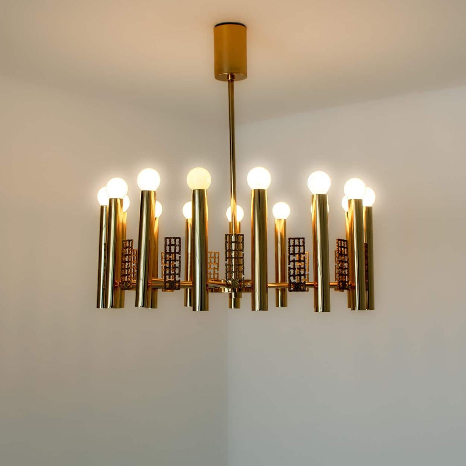 Gold and Brass Chandelier in Style of Sciolari, 1960 en vente 1