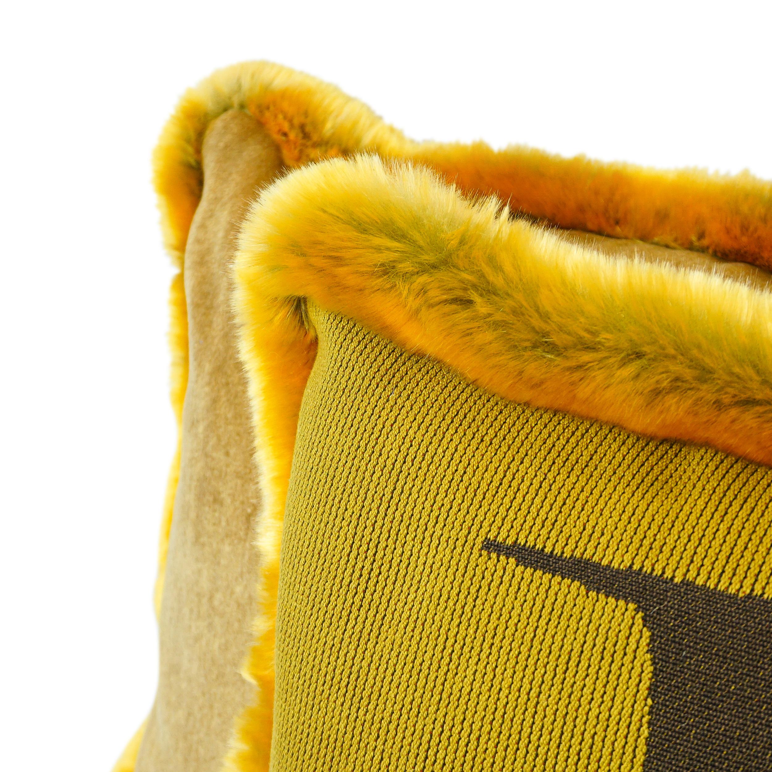 Oreillers en fausse fourrure or et Brown en vente 1