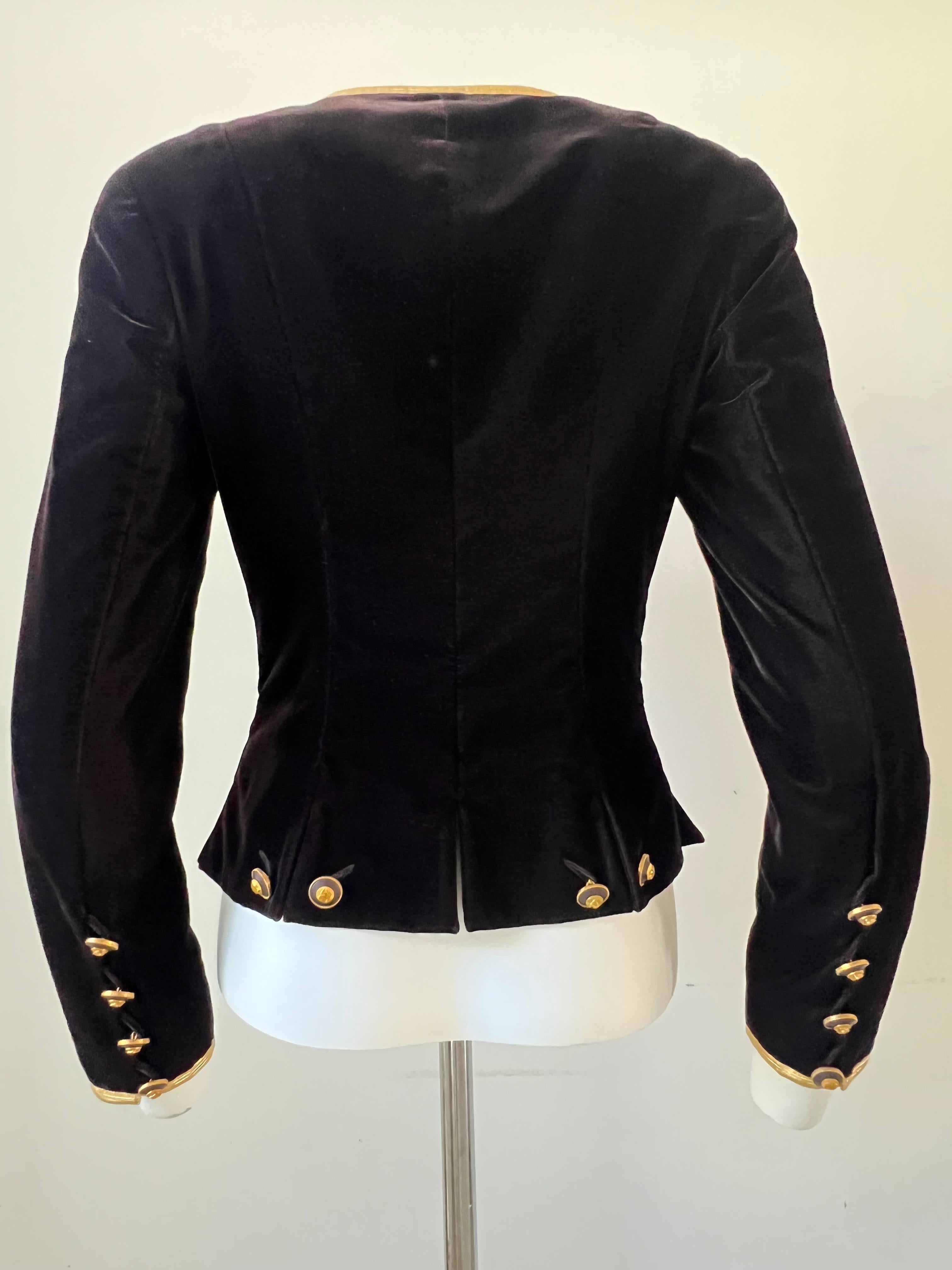 Extraordianary jacket in brown velvet, golden pasementerie at the collar and at the ends of the sleeves. Five gold and brown buttons with the chanel logo on the front of the jacket, four on the back of each sleeve. The particularity of this superb