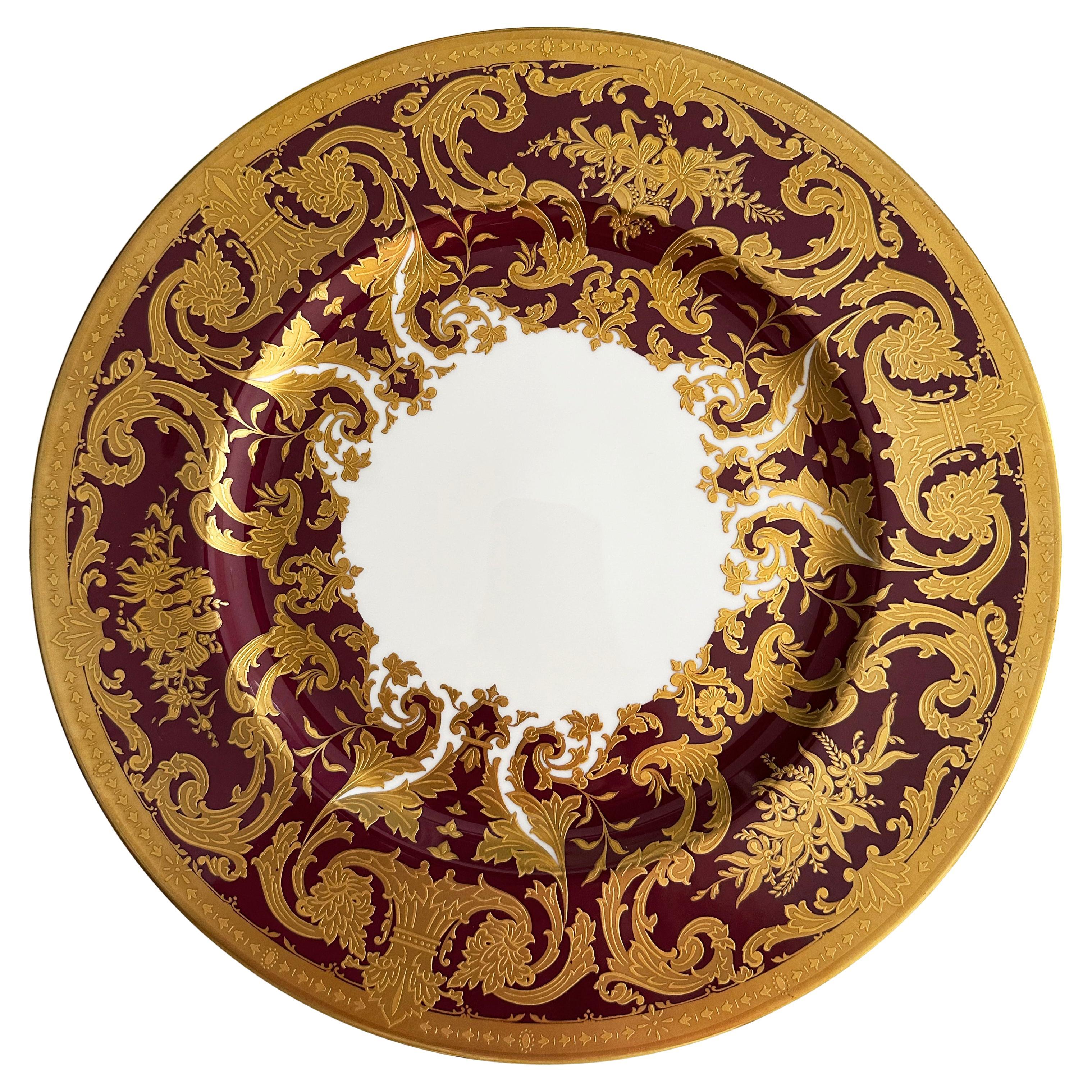 Piatto decorativo ornamentale in oro e borgogna in stile Barocco di De Lamerie