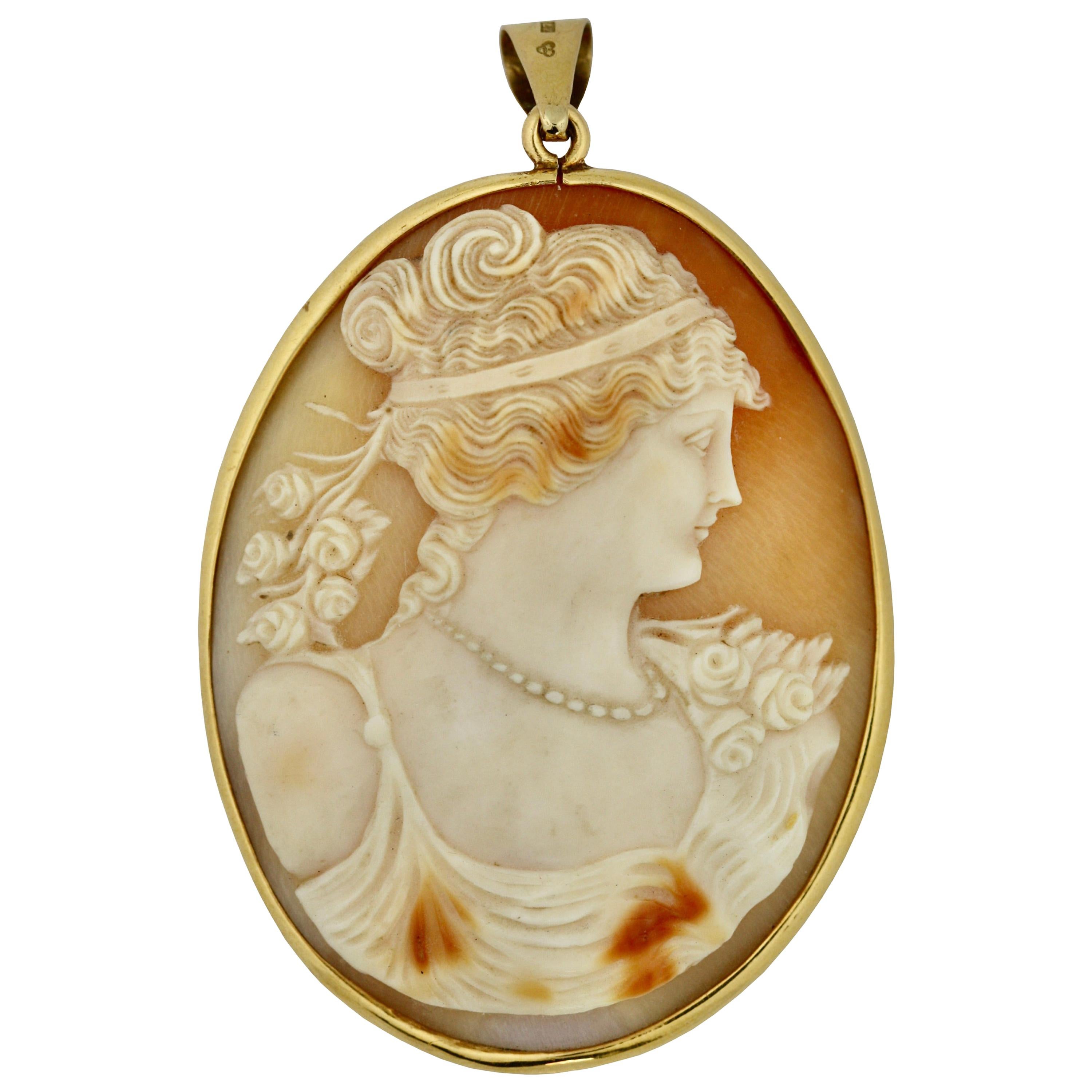 Pendentif en or et camée représentant une femme victorienne en vente