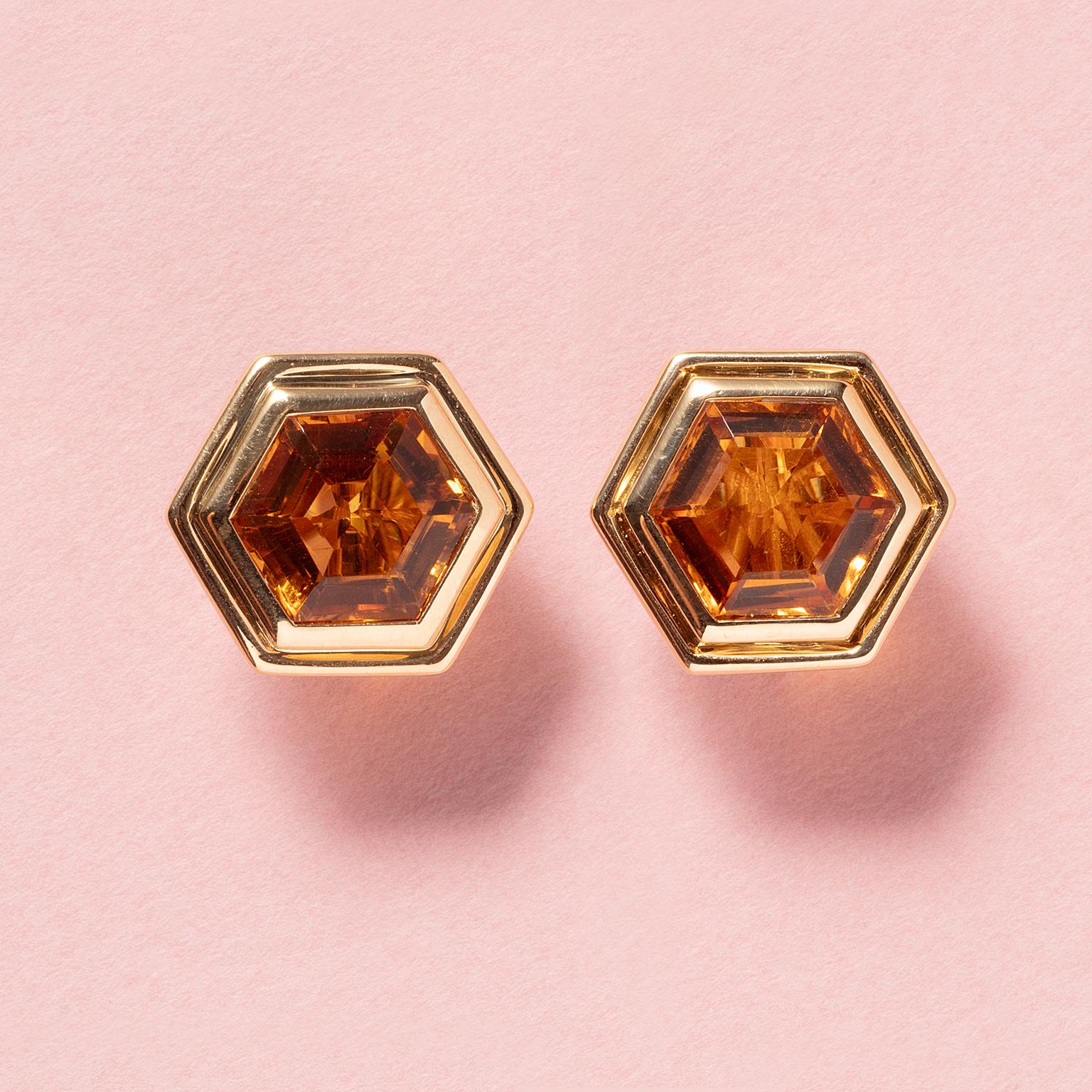 A pair of 18 carat yellow gold hexagonal earringswith a hexagonal cut citrine Signed: Bulgari.

weight: 17.39 g
dimensions: 17 x 17 cm
