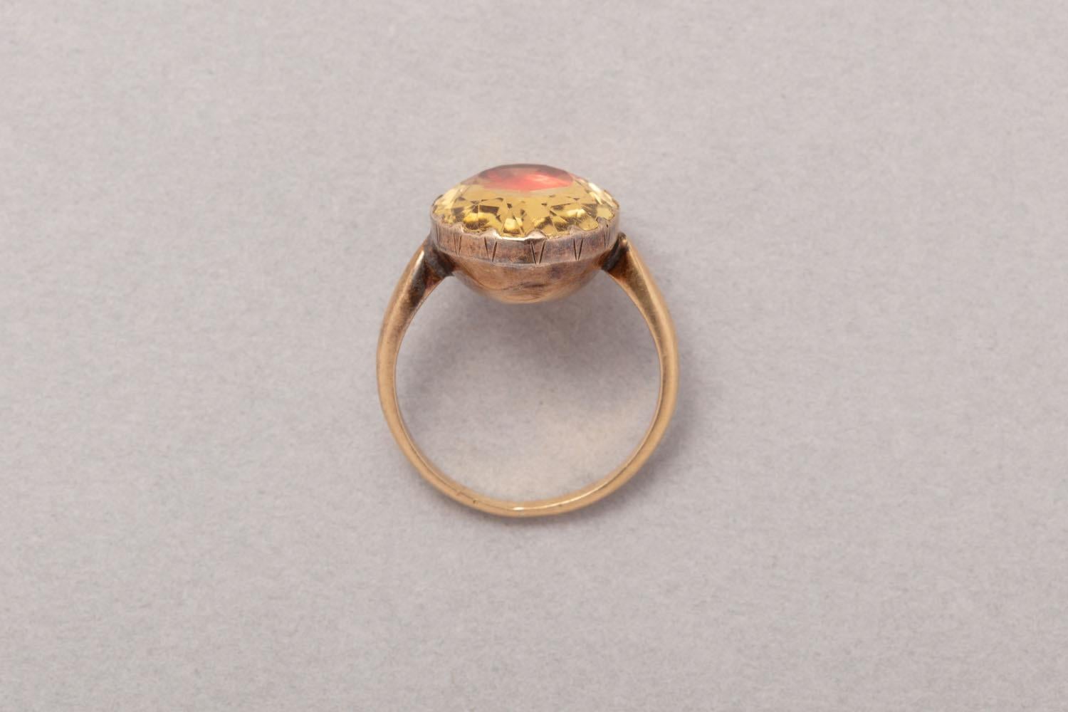 A 18 carat rose gold ring set with a large oval faceted citrine on orange gold foil, South of France, circa 1920
weight: 5.3 grams
ring size: 17.25 mm / 7 US
width: 1.5 - 17 mm
