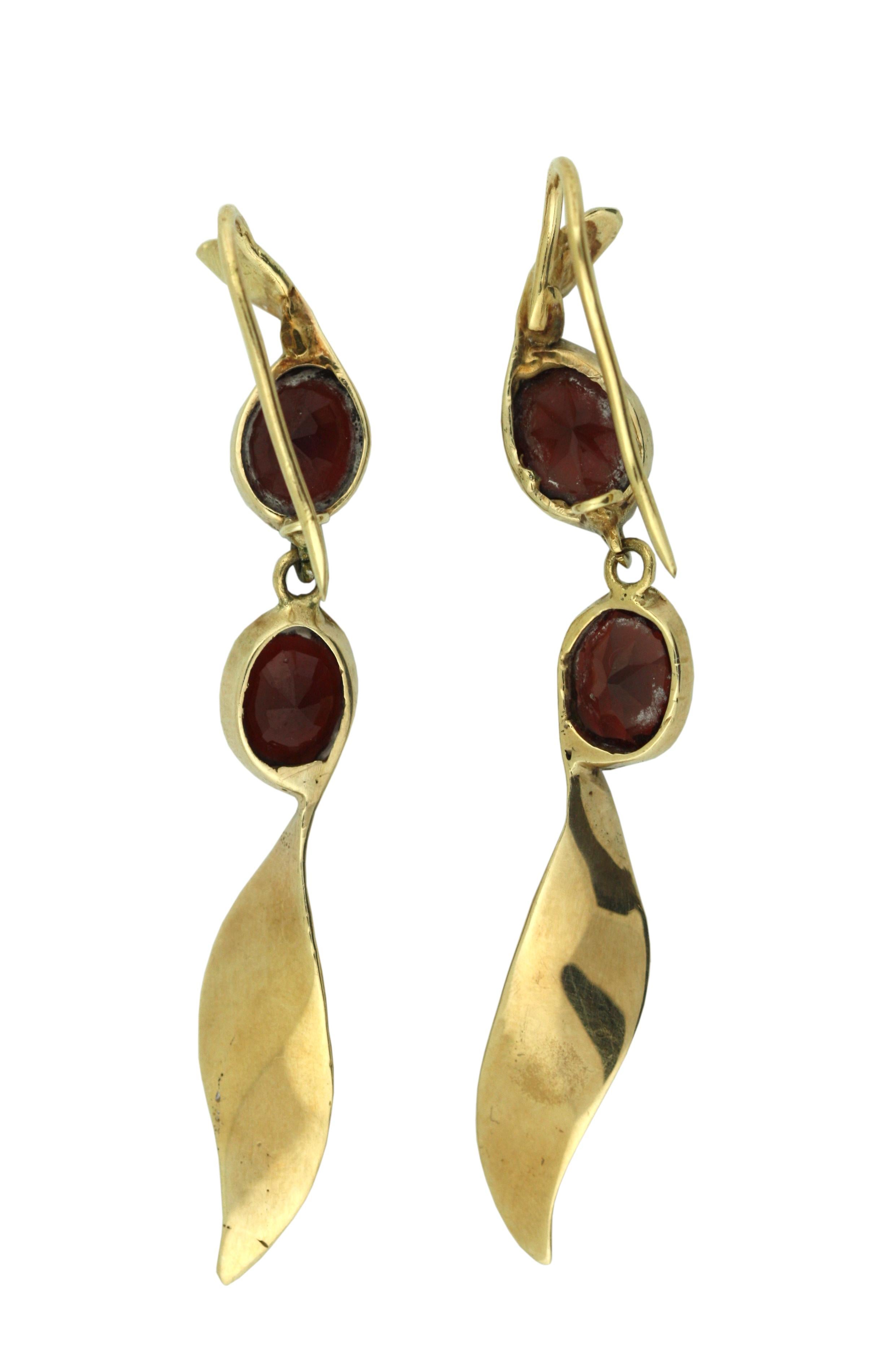 
Pendientes de gota de oro y piedras de color
Engastado con 4 piedras talladas de color.
Oro amarillo de 10 quilates
Peso total 10.6 gramos
Longitud 2,75 pulgadas