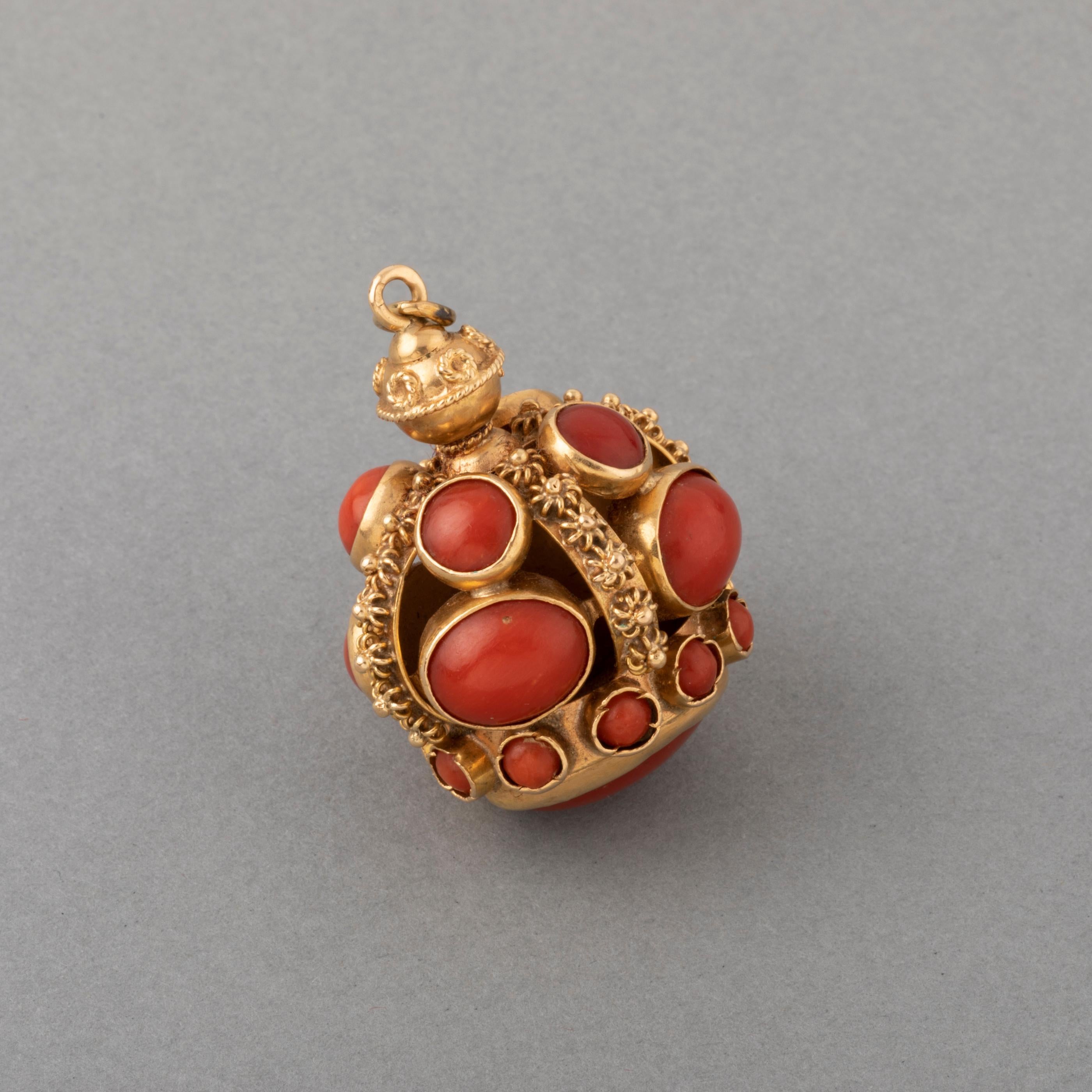 Gold and Coral Vintage Charm In Good Condition In Saint-Ouen, FR
