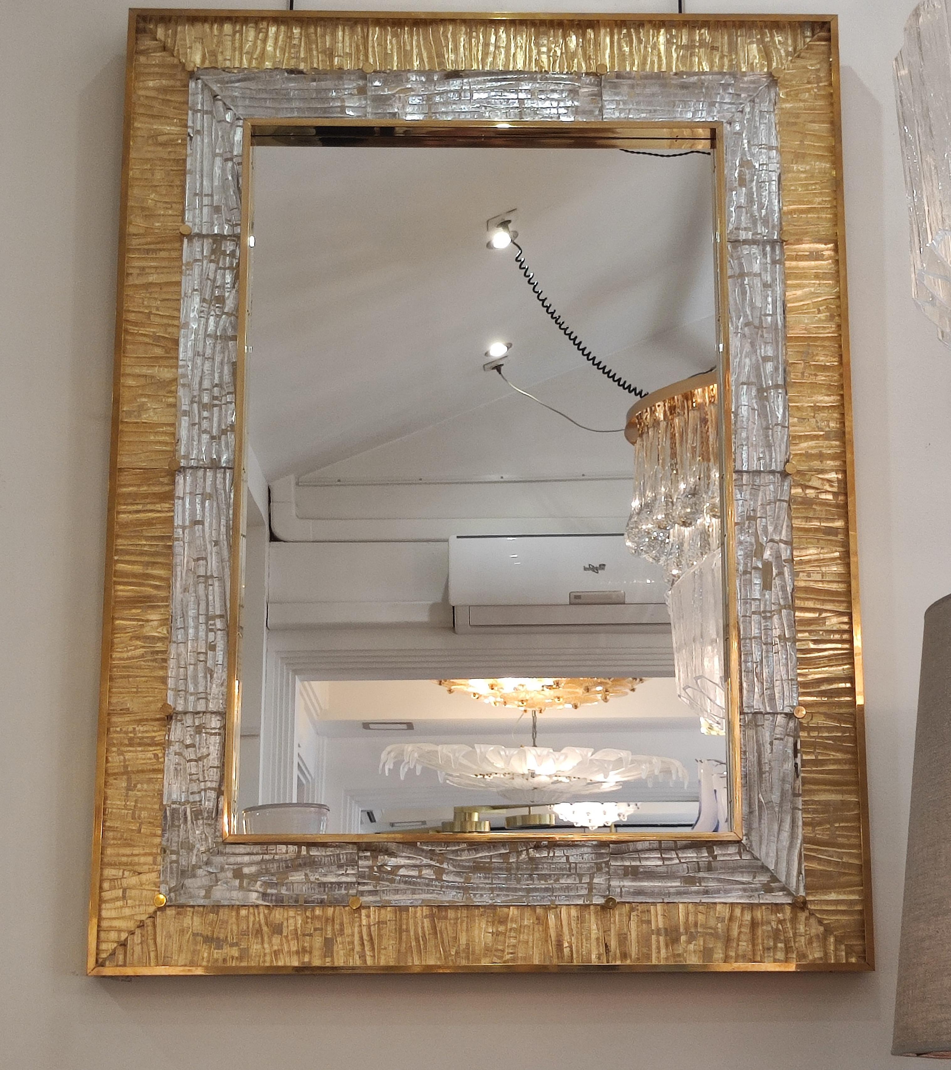 Miroir en verre de Murano et laiton, or et cristal
(sur panneau de bois)
Mesures : 120,5 cm x 90 cm
Position en hauteur ou en largeur.
 