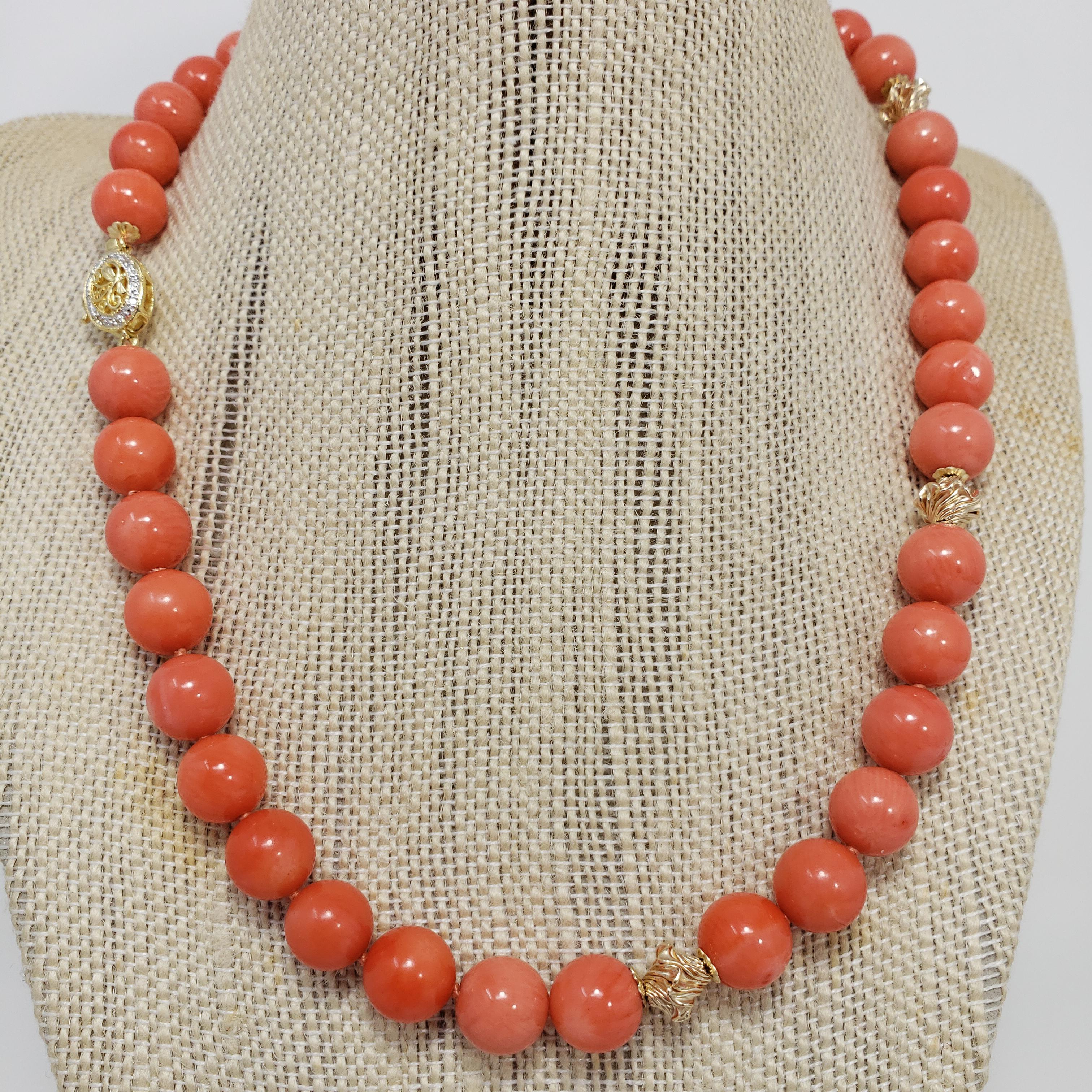 An elegant salmon coral bead necklace. This string necklace is decorated with 14K yellow gold motifs and fastened with a round gold and diamond clasp. The perfect balance of beauty and elegance, fit for royalty! 

Hallmarks: 585
Bead diameter approx