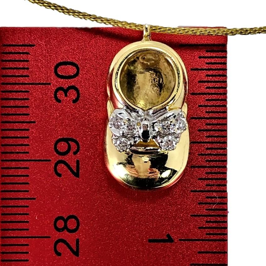 Baby-Schuh-Anhänger aus Gold und Diamant an einer dünnen Goldhalskette, perfekter Push Push Damen