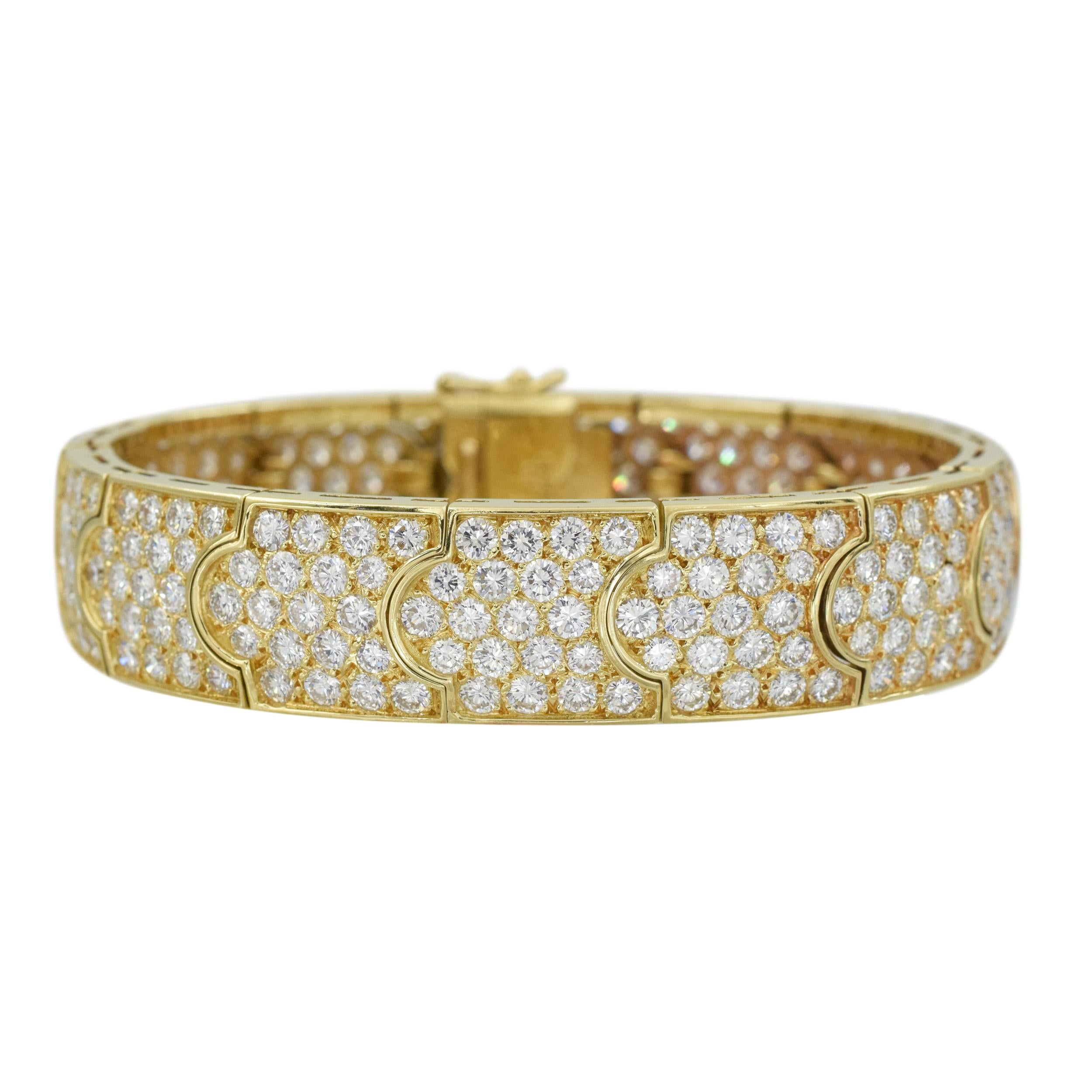 Impressionante bracciale in oro e diamanti Questo bracciale bangle ha 290
diamanti (colore: G/H, chiarezza: VS) peso
circa 22,65 carati  tutti incastonati in oro giallo 18 carati.
 Lunghezza 7 pollici,
 Larghezza: 9/16 pollici;


