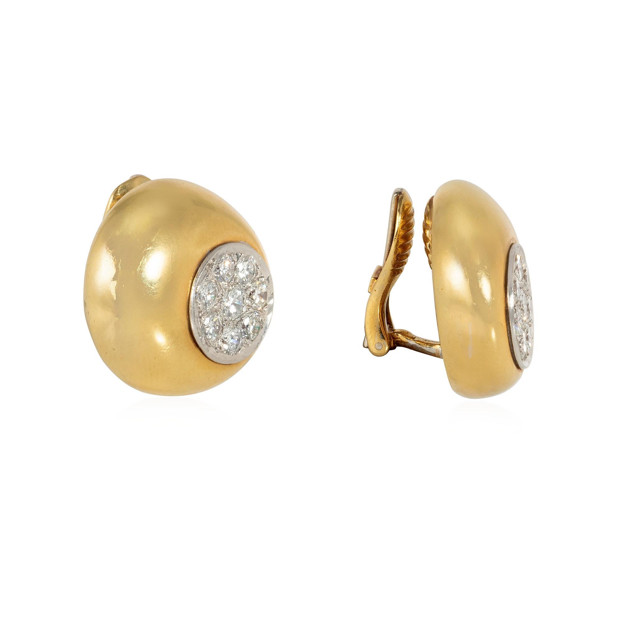 Paire de boucles d'oreilles en or bombé, incrustées de panneaux de diamants pavés circulaires, en or jaune 18 carats et en platine. Diamants Atw 1.75 cts.

* Livraison gratuite
* Inclut une lettre d'authenticité à des fins d'assurance
* N'hésitez