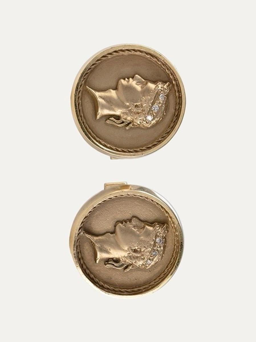 
Round cufflinks, with roman figure in high relief, in 9kt – 375‰ yellow gold and 6 small diamonds in brilliant cut  on the crown

