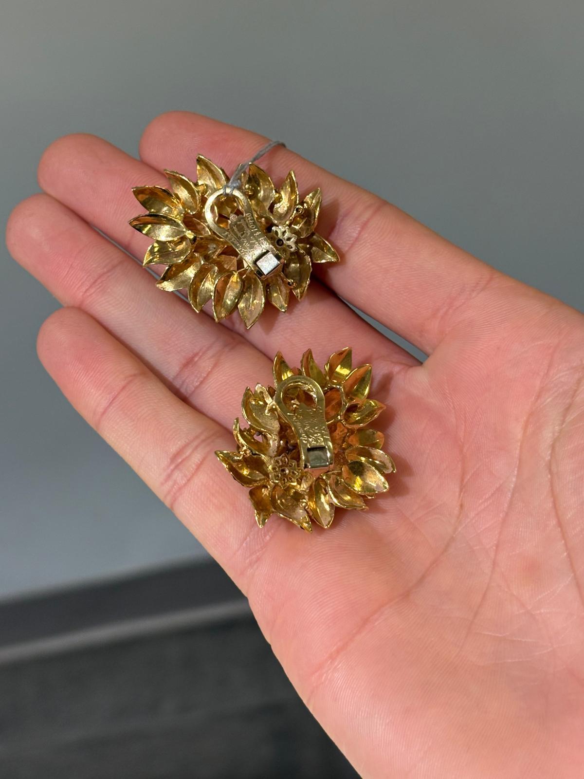 Fermagli per orecchie in oro e diamanti a forma di foglia In condizioni buone in vendita a Princeton, NJ