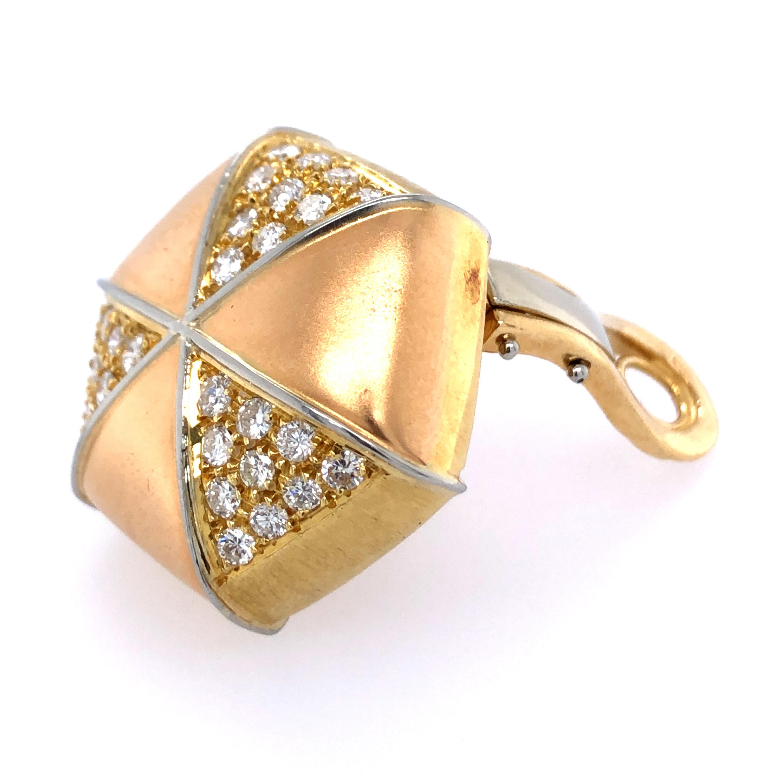 Of hexagonal outline, with alternating triangular panels of pink gold and round brilliant-cut diamonds
18k yellow, white, and pink gold
¾ in; Gross weight 25.5g 16.3 dwts 