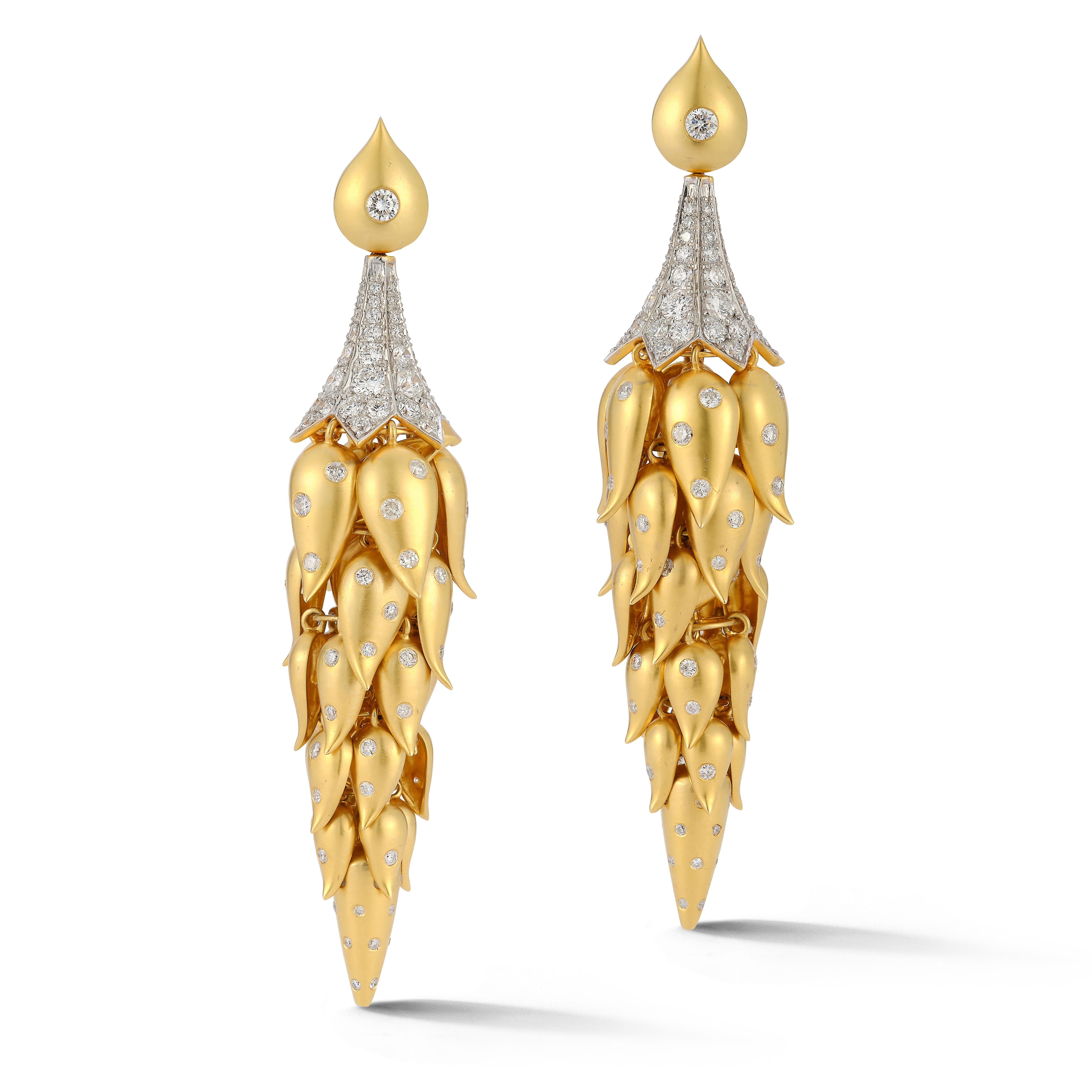Gold & Diamond Hanging Earrings 
Incredibly made, like silk, Very well made and flexible.
Diamond Weight: 3.50 Cts 
Gram Weight: 35.7 grams 
Back Type: Push Back
Measurements 2.5