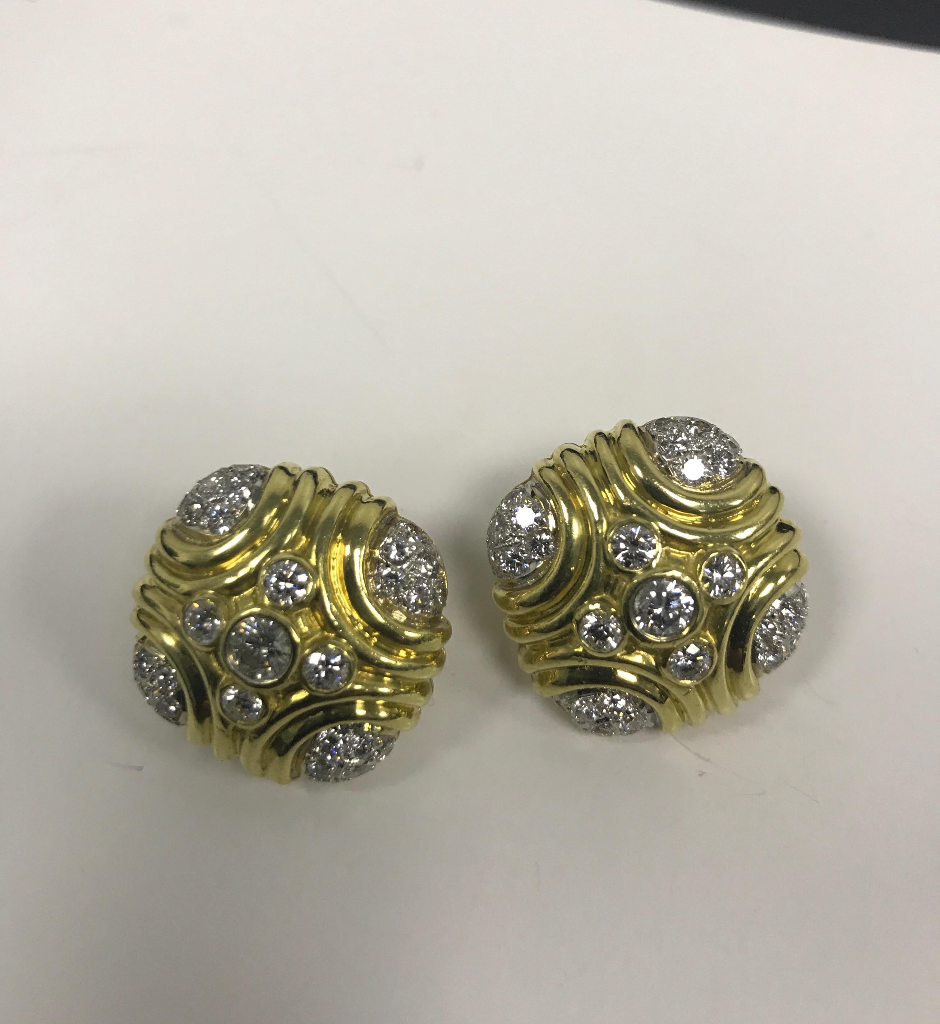 Gold and Diamond Earrings In Excellent Condition For Sale In New York, NY