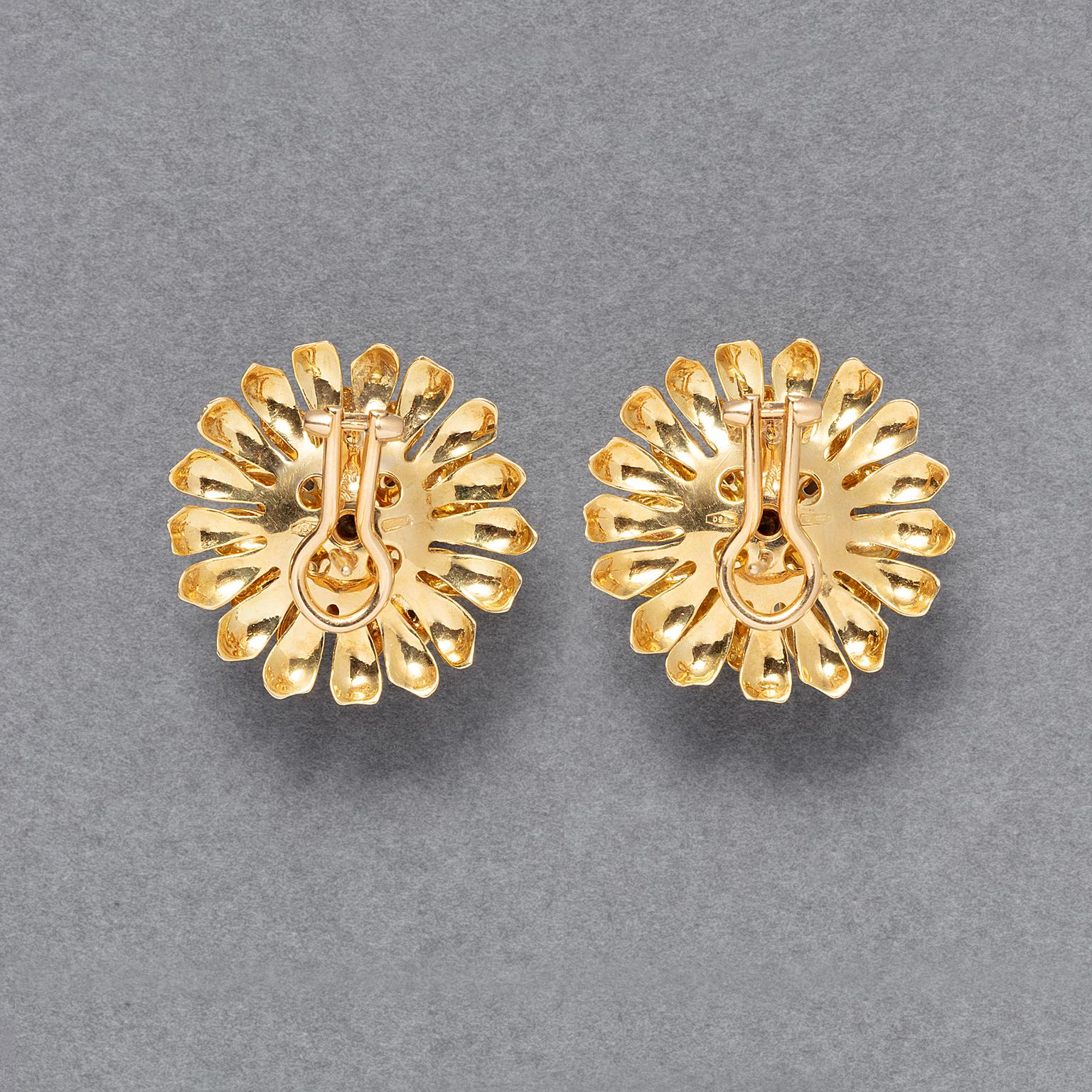 Taglio brillante Orecchini a fiore in oro e diamanti in vendita