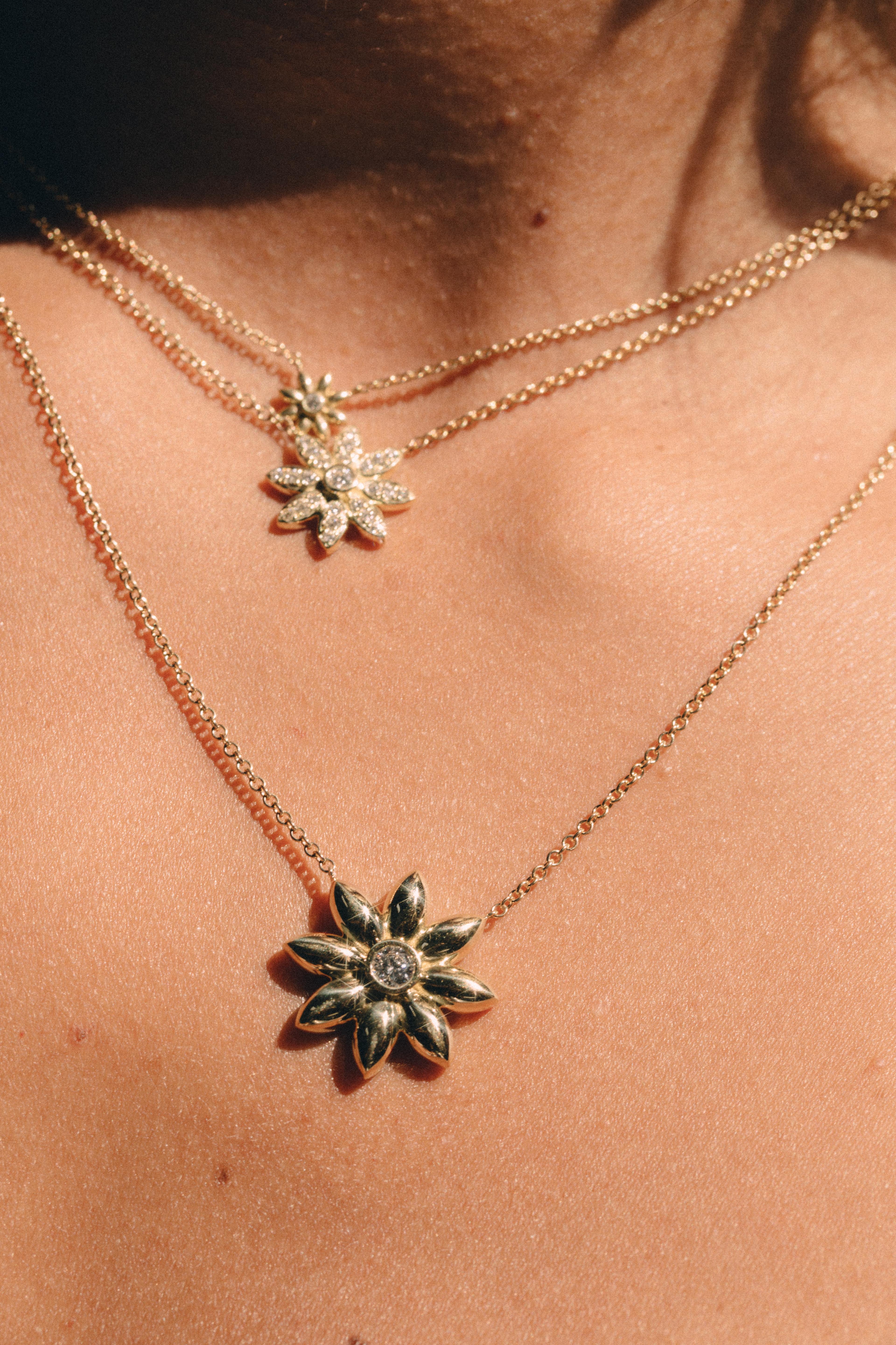 Contemporary Gold and Diamond Flower Necklace For Sale