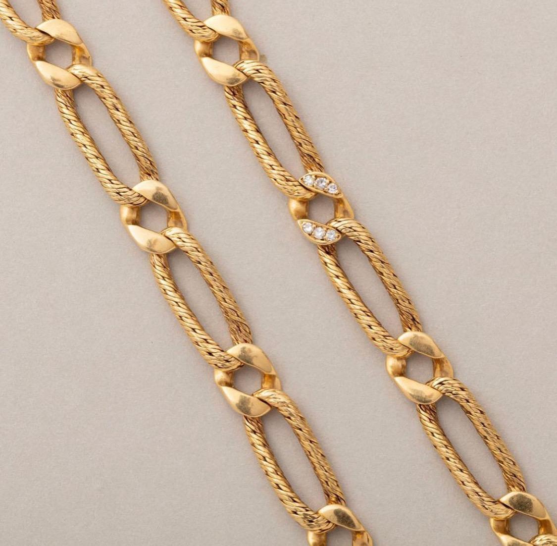 An 18 carat yellow gold link necklace with textured long links and smaller polished links, towards the middle these are set with single cut diamonds, attributed Georges Lenfant. 

weight: 49.90 grams
length: 47.5 cm.
width: 0.8 cm.