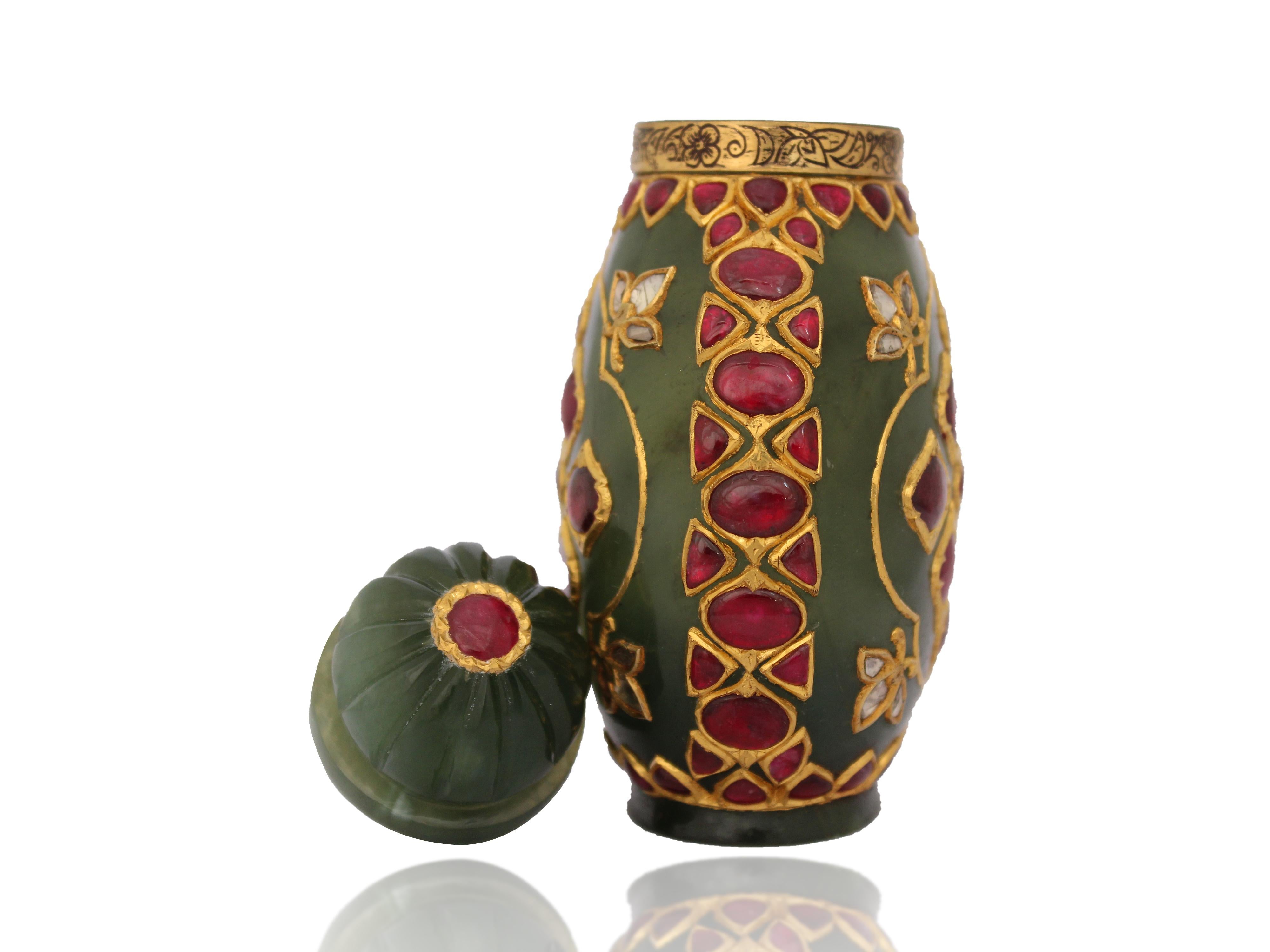 Gold and Diamond Inlay Mughal Jade Whiskey Flask In Excellent Condition For Sale In Bangkok,, TH