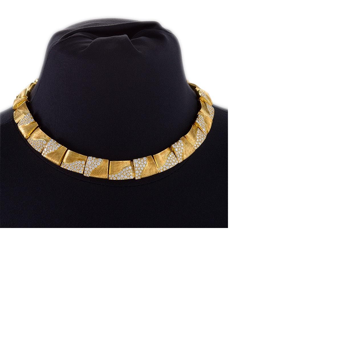 An American Early 21st-Century 18 karat gold necklace with diamonds by Henry Dunay. The necklace is comprised of yellow gold links textured in an elegant swirling pattern. The links, which are each nearly an inch in width, are studded with 247