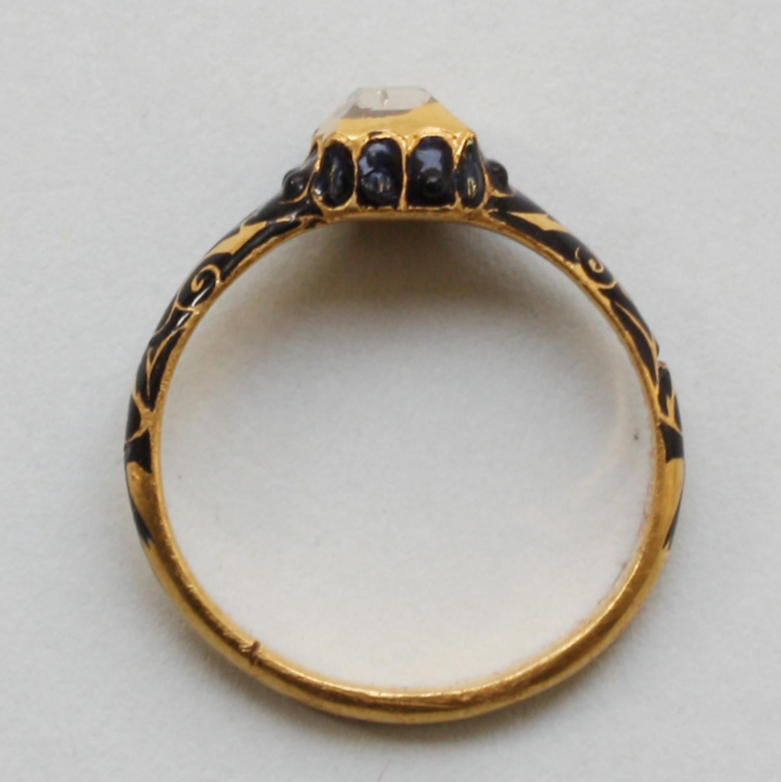 Ein seltener Goldring mit einem Tafelschliff-Diamanten in einer Kastenfassung. Der Schaft ist mit Arabesken und Blattornamenten in dunkelblauer Champlevé-Emaille verziert. Westeuropäisch:: um 1600. In Friesland gefunden und beim Archäologischen