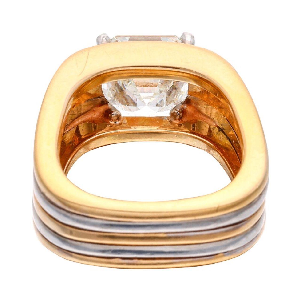 - Il diamante pesa in totale 3,51 carati 
- Oro bianco e giallo da 18 carati 
- Taglia 4 3/4 
- Peso totale 11,19 grammi 
- Accompagnato dal rapporto GIA n. 2151621906, datato 7 ottobre 2013, che attesta che il diamante da 3,51 carati ha un colore K