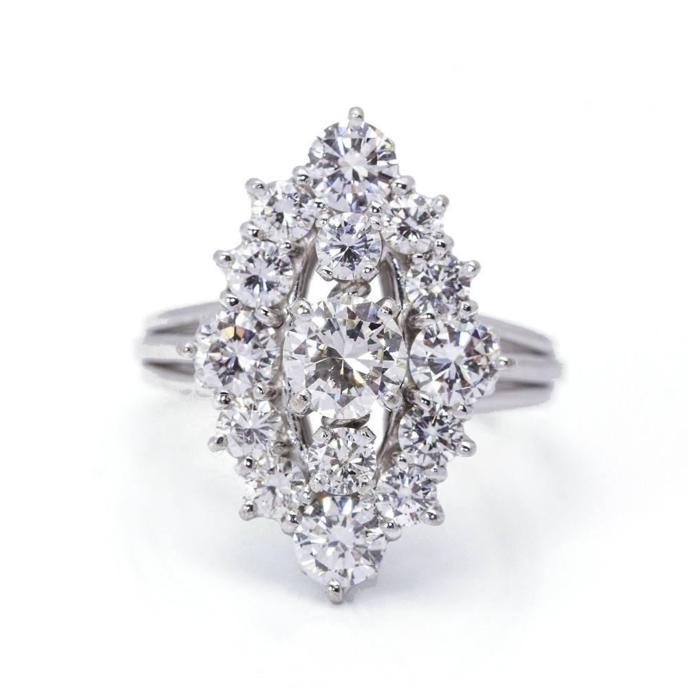 Außergewöhnlicher Ring in Weißgold für Frauen  15x Diamanten im Brillantschliff, mit einem Gesamtgewicht von ca. 3,40ct. in G/VS Qualität (keine Fluoreszenz)  Größe 17, kann an andere Größen angepasst werden (bitte anfragen)  18 kt. Weißgold  8,21