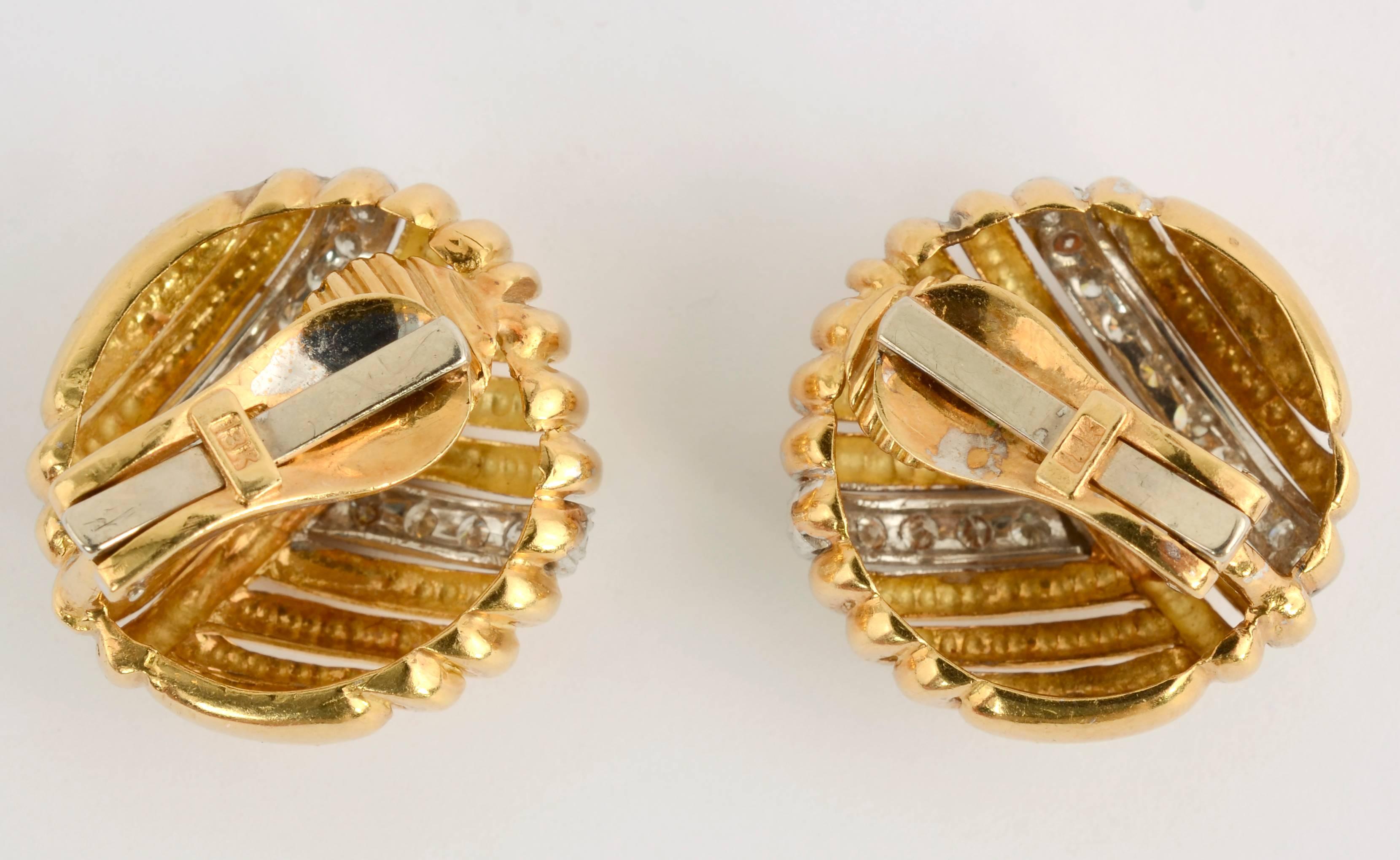 Clips d'oreilles ronds en or et diamants Excellent état - En vente à Darnestown, MD