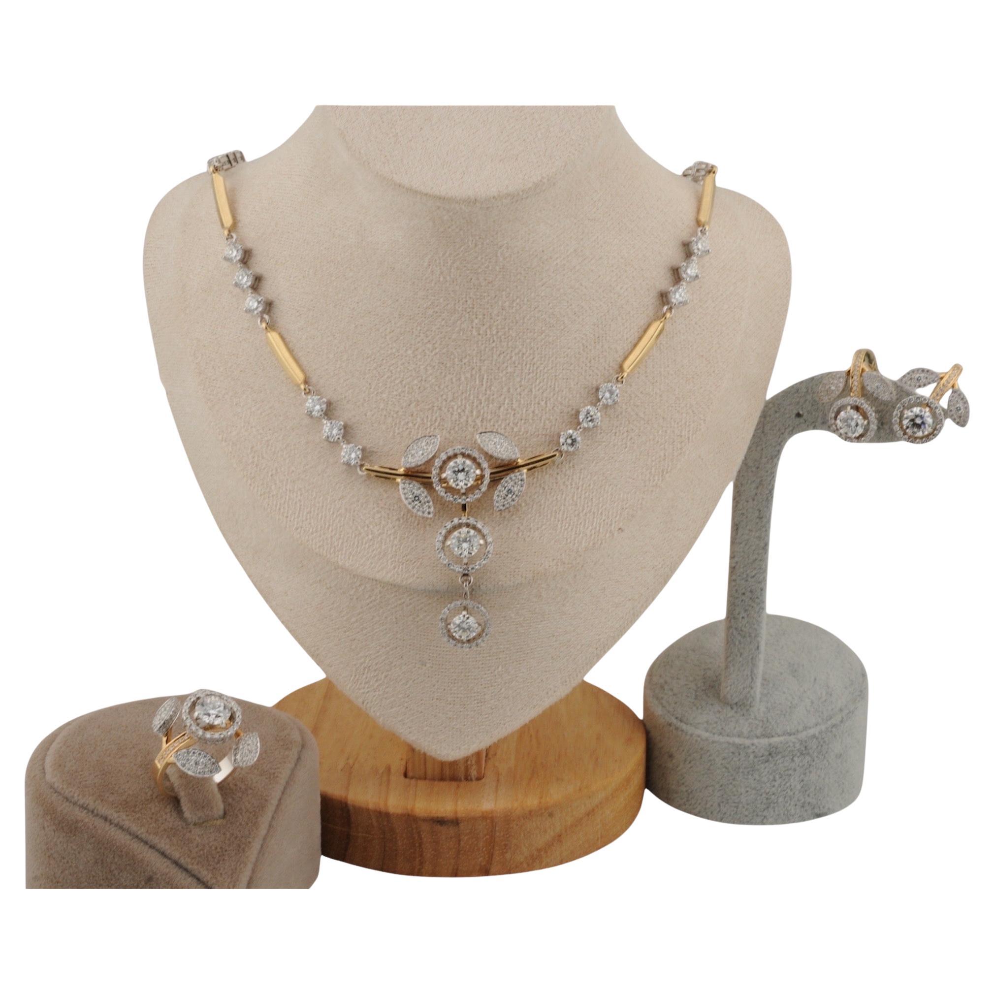 Set composto da collana, orecchini e anello
Realizzato in oro giallo e oro bianco da 14 carati.

Panoramica delle specifiche dei diamanti:

Collana - Pietre principali
Quantità: 3

Carati (ciascuno): 1,00 / 0,70 / 0,40 ct
Colore: G. H.
Chiarezza: