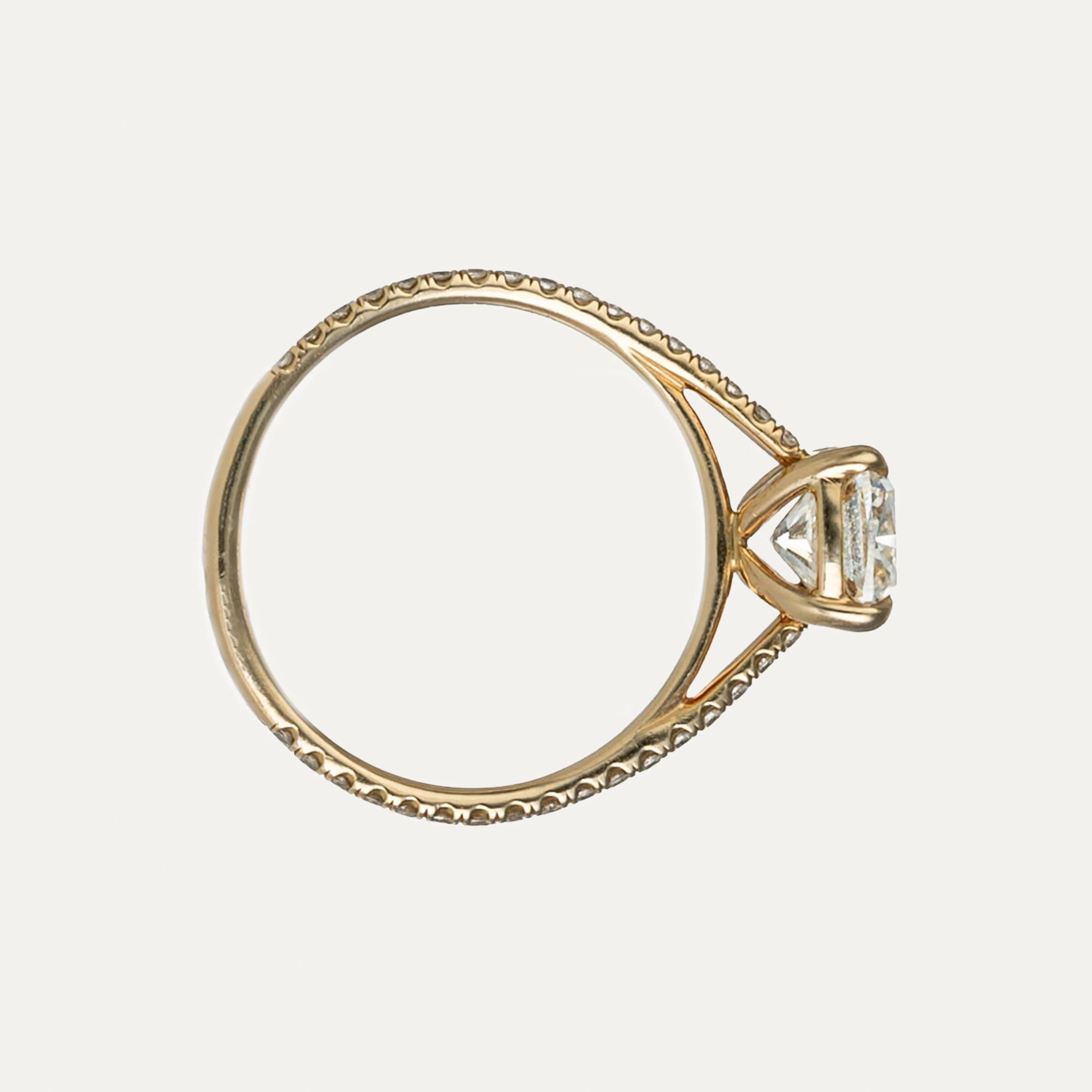 
Solitärring aus 14kt - 585‰ Gelbgold, besetzt mit einem natürlichen Diamanten im Kissenschliff mit einem Gewicht von 1,72ct, Farbe F und Reinheit VS1, zertifiziert vom GIA (Gemological Institute of America), und 34 natürlichen Diamanten im