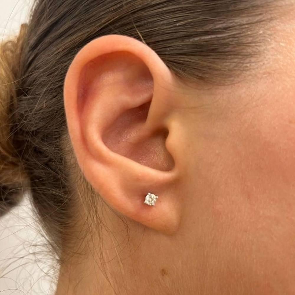 Gold and Diamond Stud Earrings In New Condition For Sale In Barcelona, CT