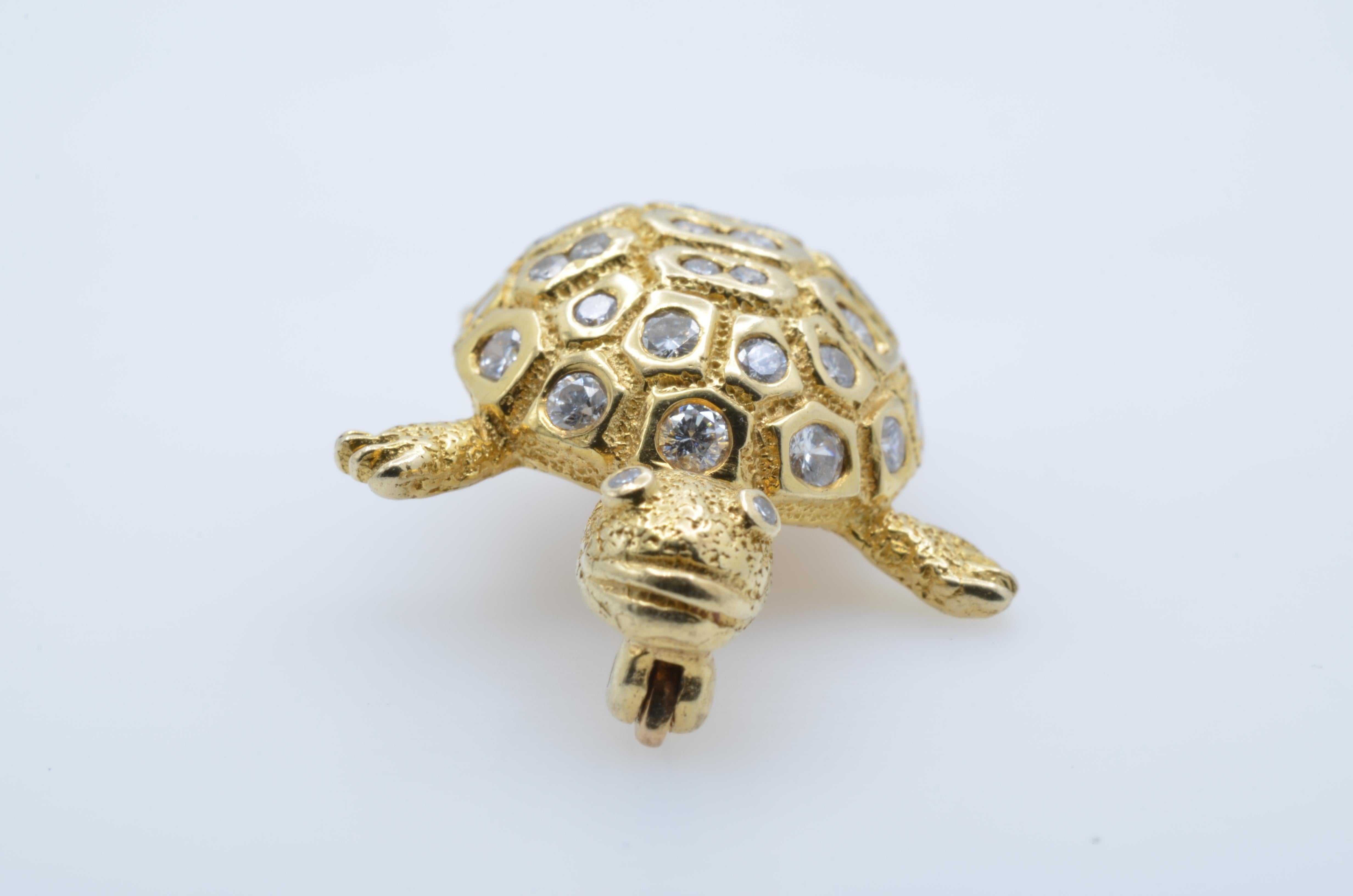 Broche tortue en or et diamants, 1970 en vente 4