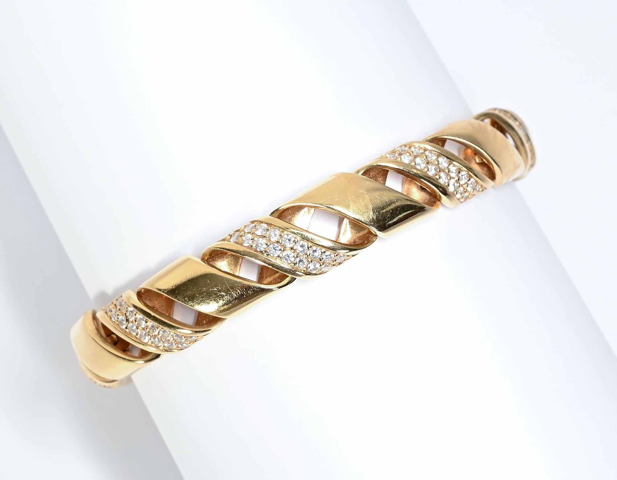 Bracciale in oro 18 carati splendidamente realizzato con maglie diagonali alternate alla stessa forma con diamanti. La struttura del bracciale lo rende flessibile e molto comodo da indossare. Ha 144 diamanti per un peso totale di 3 carati. Il