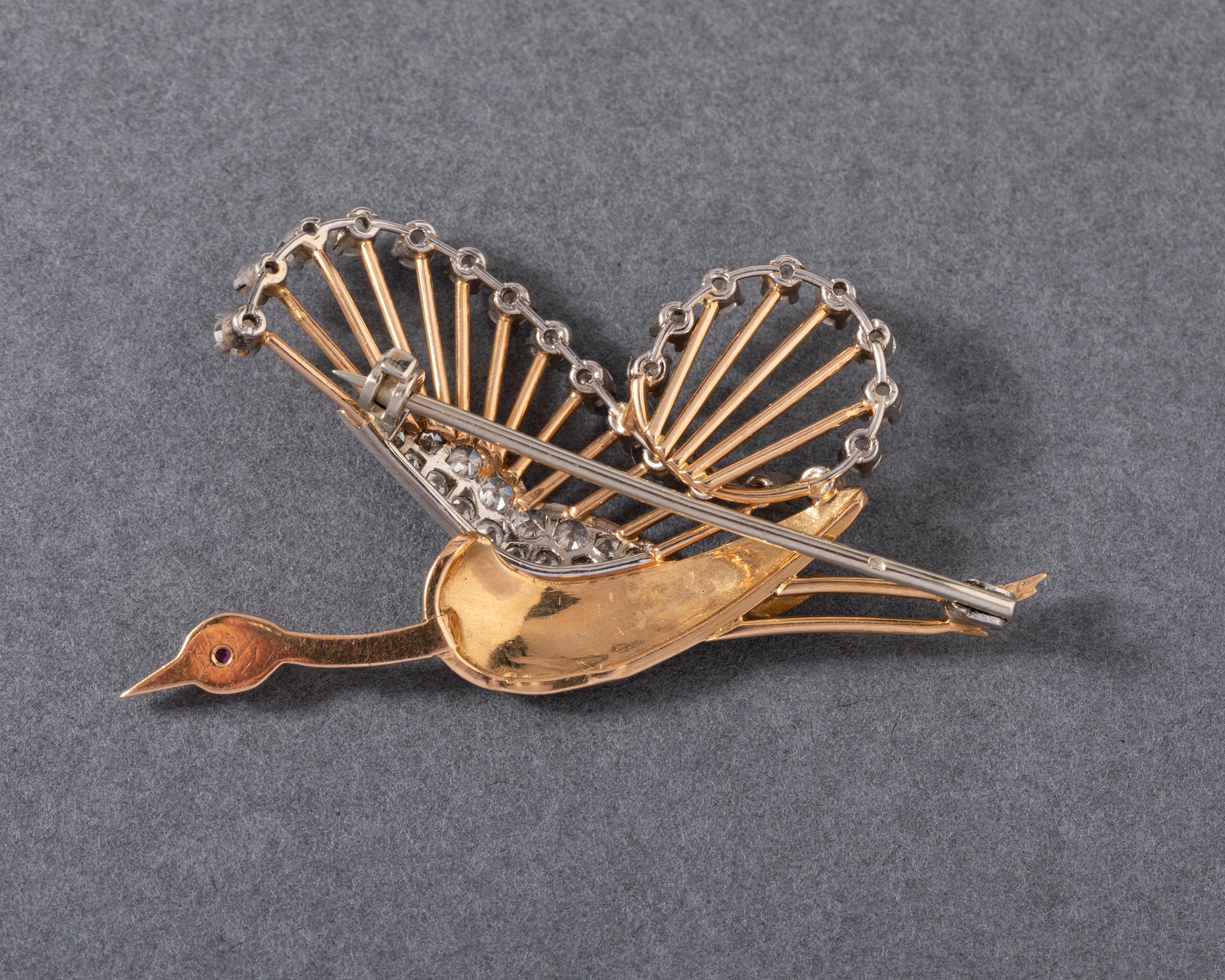 Round Cut Gold and Diamonds French Vintage Bird Brooch For Sale