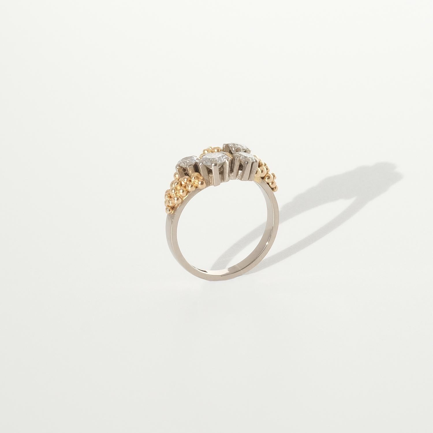 Dieser Ring aus 18 Karat Rot- und Weißgold ist mit vier Diamanten im Brillantschliff (ca. 0,81 ctv) geschmückt, die von Kreationen umgeben sind, die wie wunderschöne Goldtrauben aussehen.

Der Ring hat eine romantische Ausstrahlung und kann zu jeder