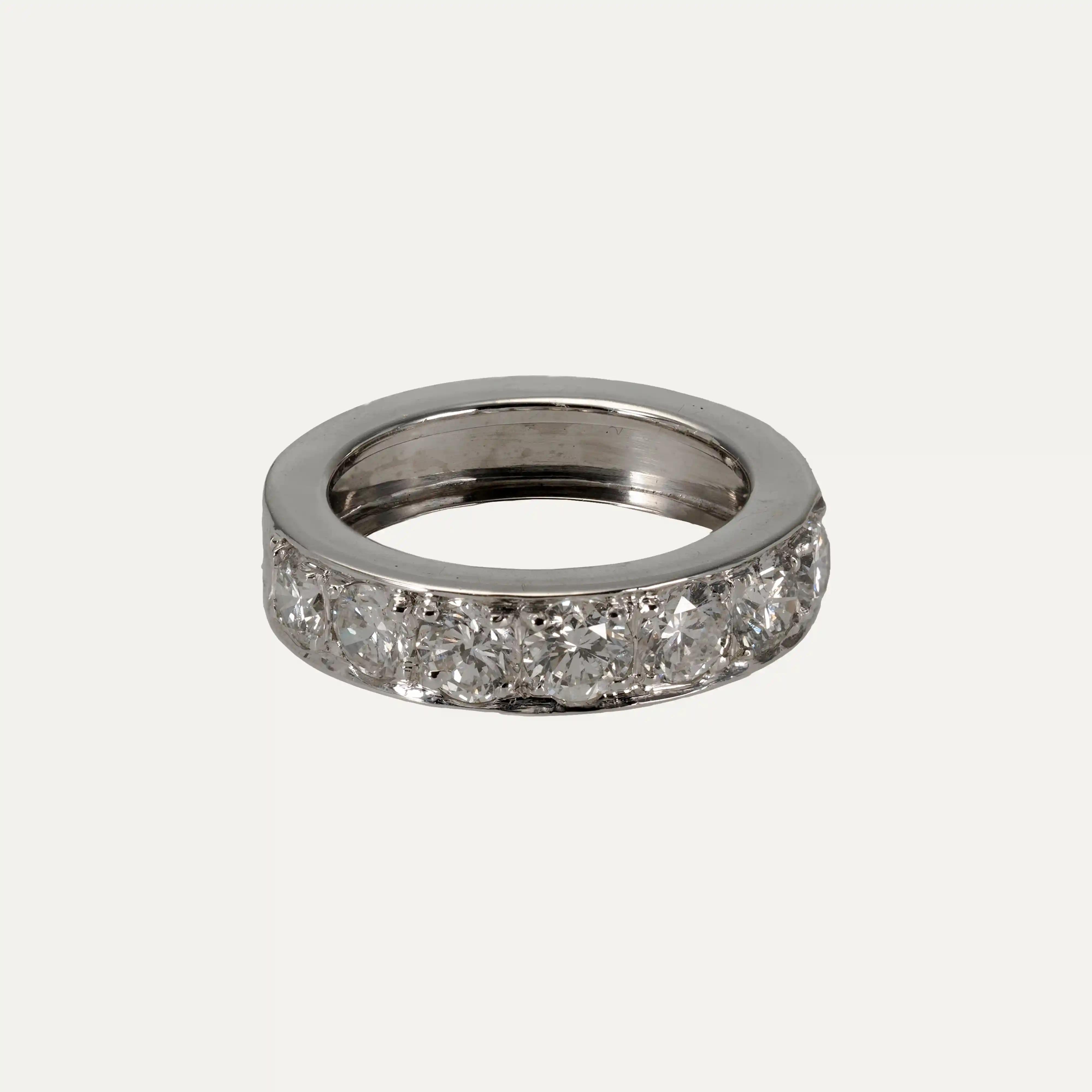 

Ein atemberaubender Ring aus 19,2kt - 800‰ Weißgold, besetzt mit 7 Diamanten im Brillantschliff mit einem ungefähren Gesamtgewicht von etwa 2ct.  Außergewöhnliche Handwerkskunst und zeitlos  elegant.