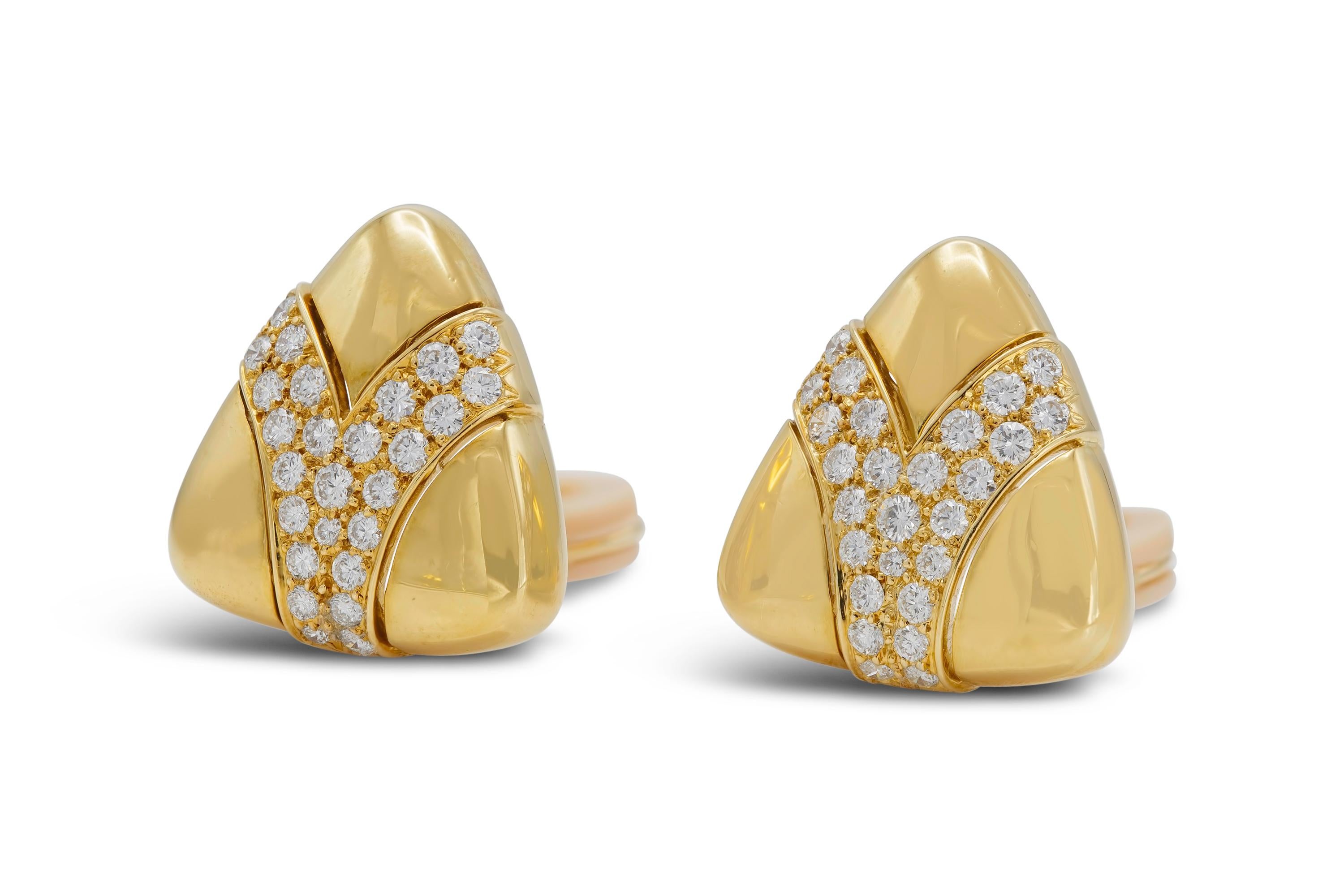 Finement réalisée en or jaune 18 carats avec des diamants ronds de taille brillant pesant approximativement un total de 2,40 carats.
Clip-ons