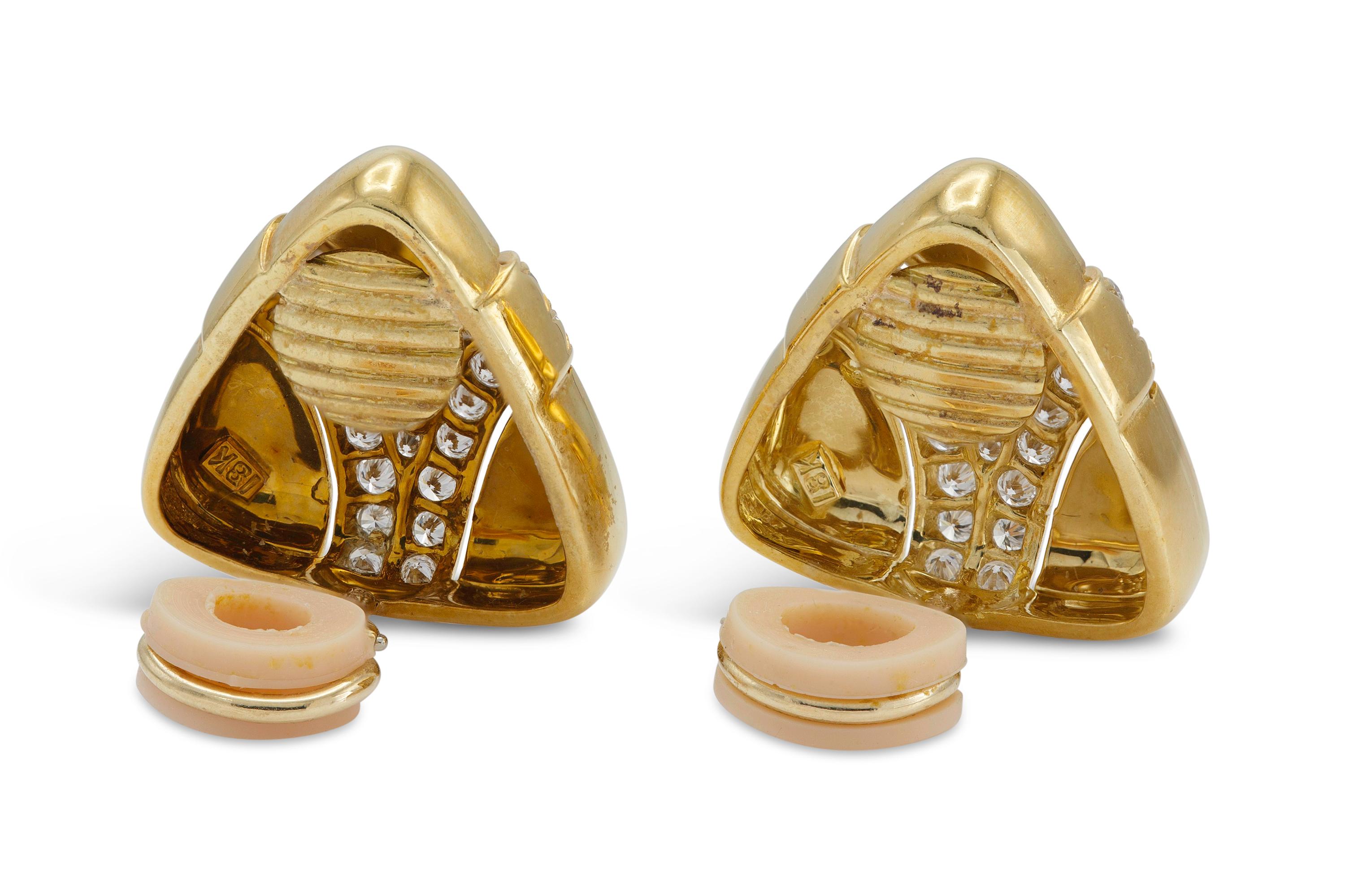 Boucles d'oreilles triangulaires or et diamants Bon état - En vente à New York, NY