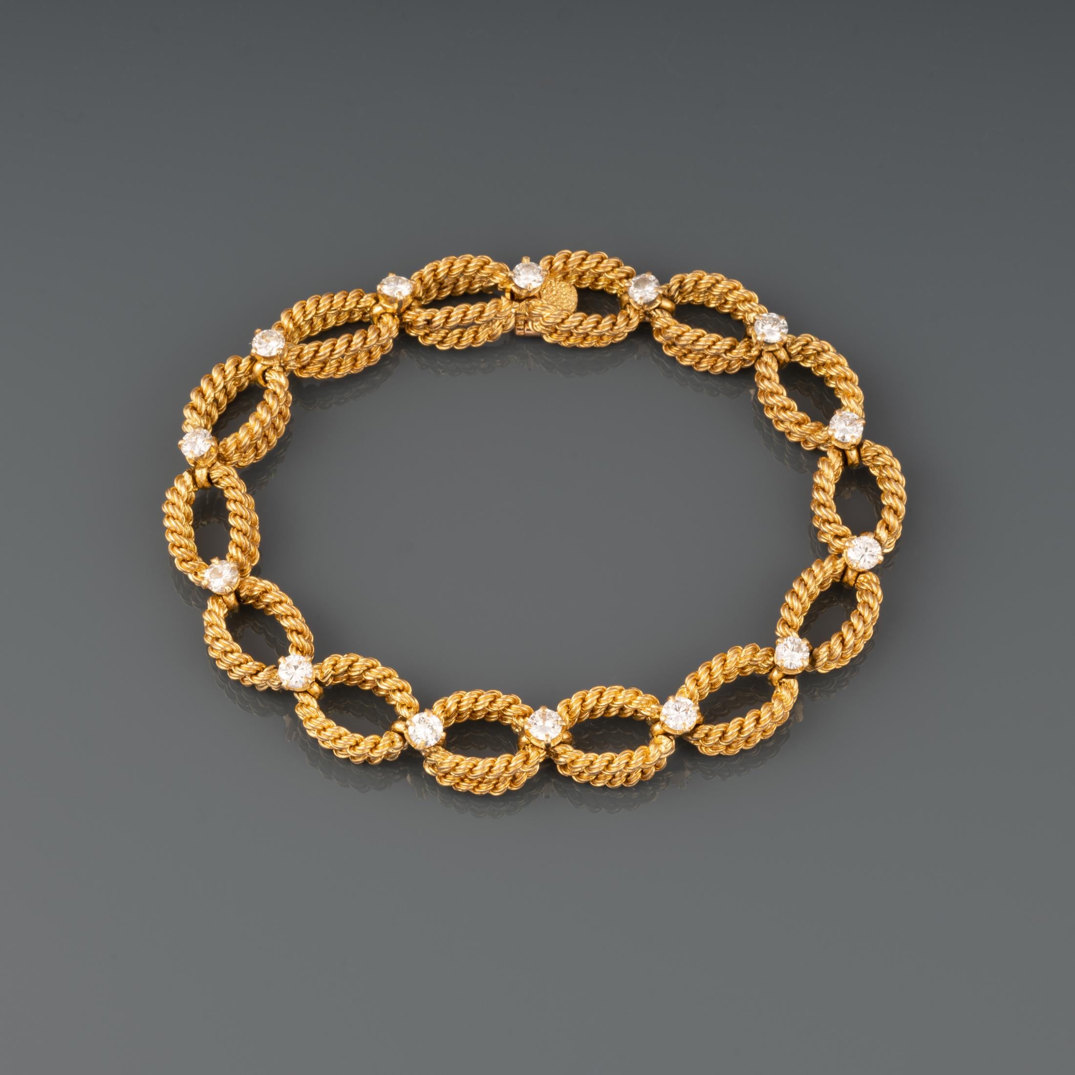Un très joli bracelet vintage, réalisé par Boucheron vers 1970.

Réalisé en or jaune 18 carats et serti d'environ 1,40 carats de diamants de taille brillant.

La largeur est de 10 mm.

La taille est de 18,5 cm.

Poids : 38,50 grammes