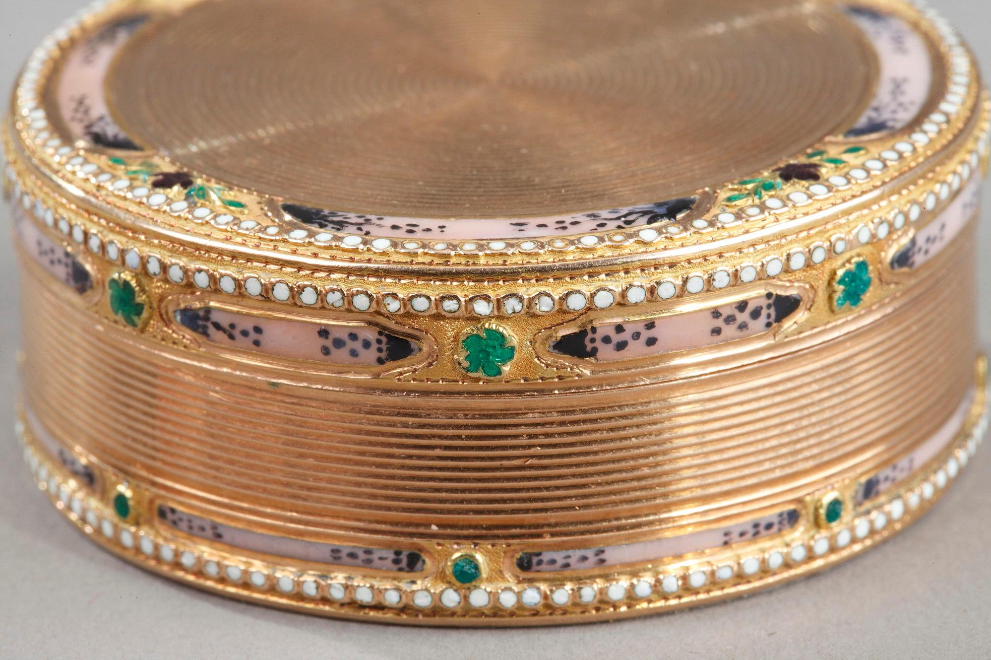Gold and Enamel 18th Century Circular Box In Good Condition In Paris, FR