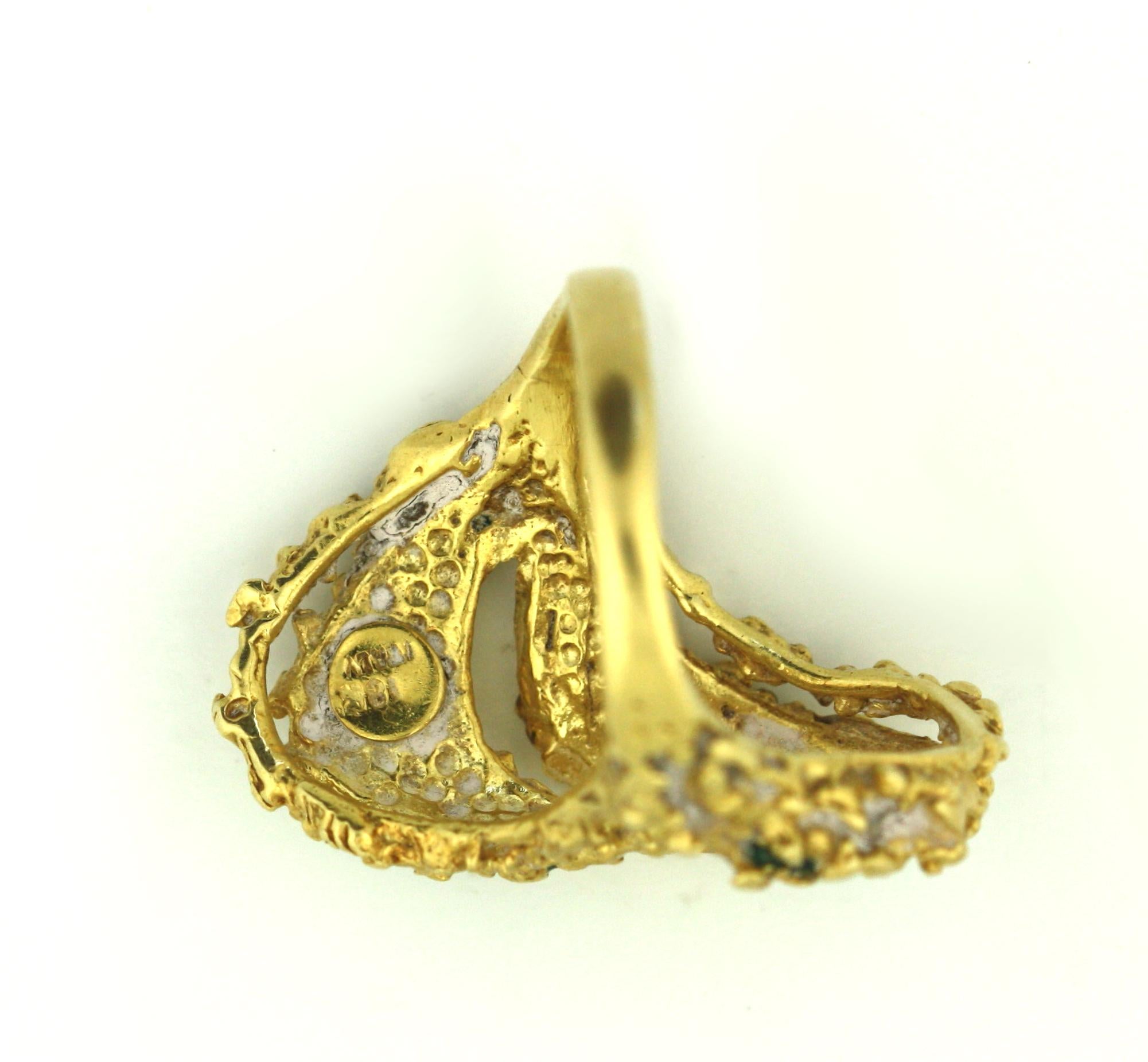 
Bague abstraite en or et émail
Conçu avec de l'émail vert dans un motif abstrait.
Or jaune 18 karat
Poids total 9,6 grammes
Taille 9
estampillé 18K, ITALIE