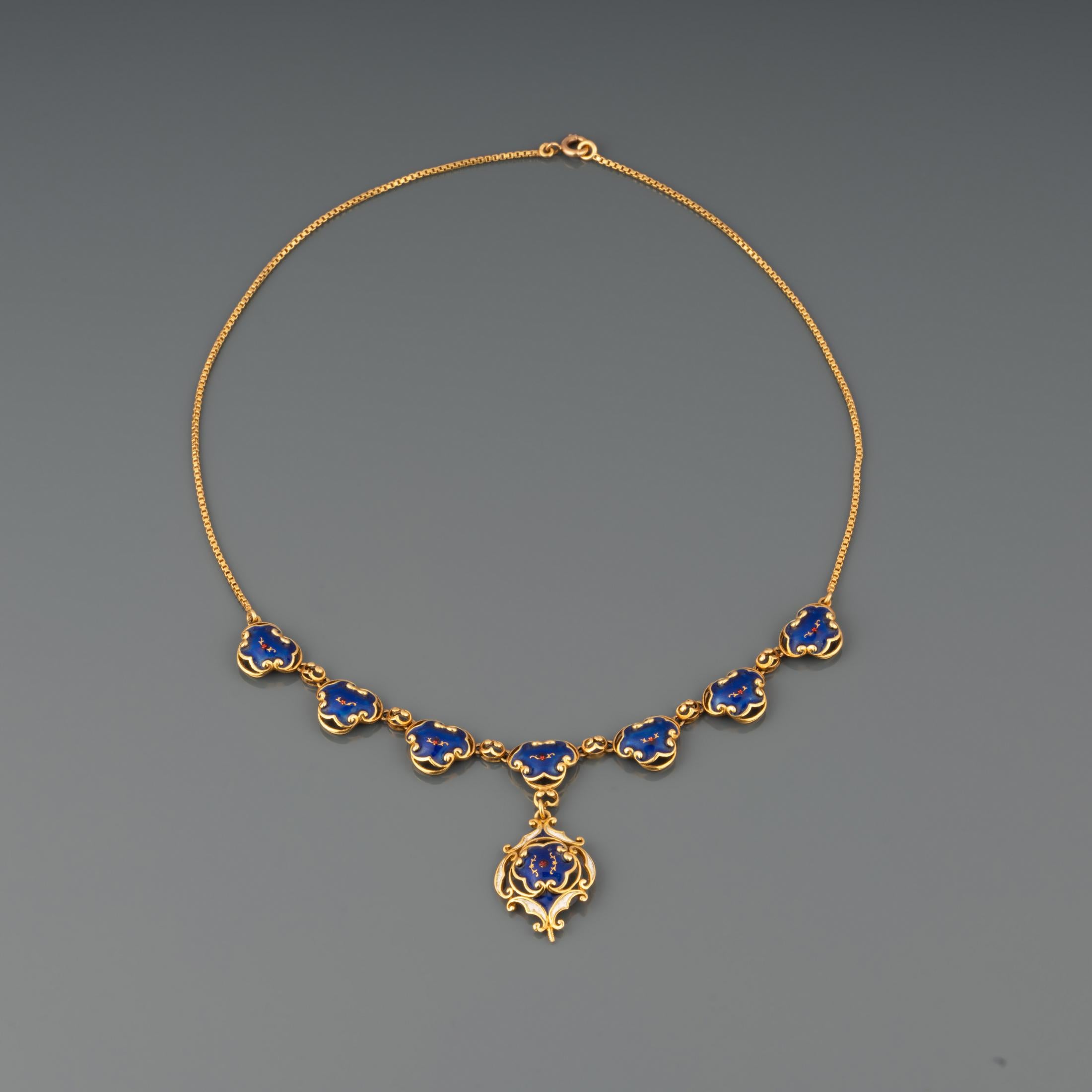A very lovely antique necklace, European made in 19th century.

Made in yellow gold 18k (French hallmark: the owl).

Painted with blue/white/enamel, in good condition.

The length is 41 cm or 16,4 inches.

Weight: 14.20 grams