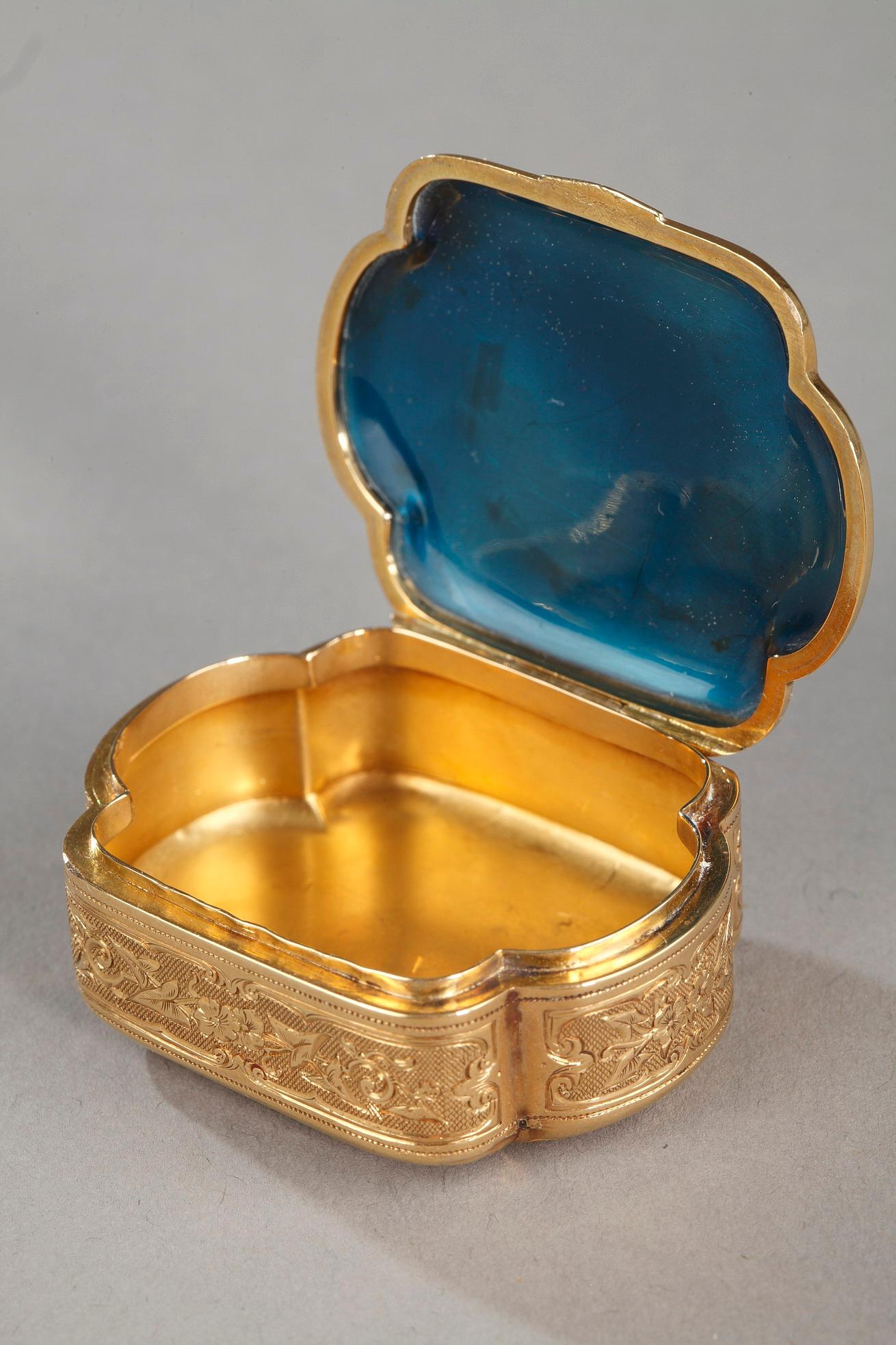 Box in gold and enamel with scalloped edges. The lid is decorated with a guilloche polylobed medallion and decorated at its center with a bouquet of roses. This pattern left in reserve stands out against a background of translucent green enamel. The